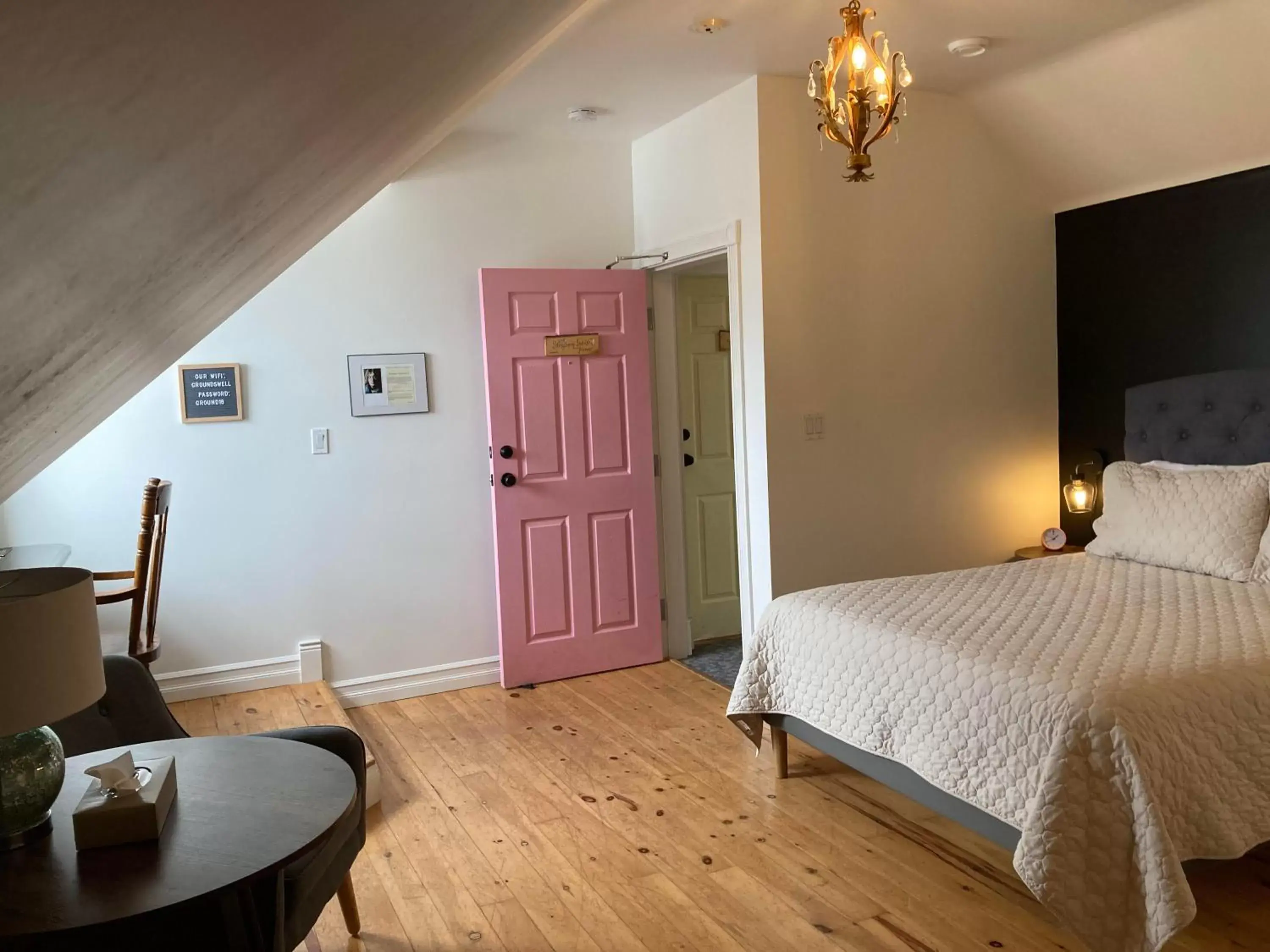 Double Room with Private Bathroom in Groundswell Pub & Inn Double Room with Private Bathroom in Groundswell Pub & Inn