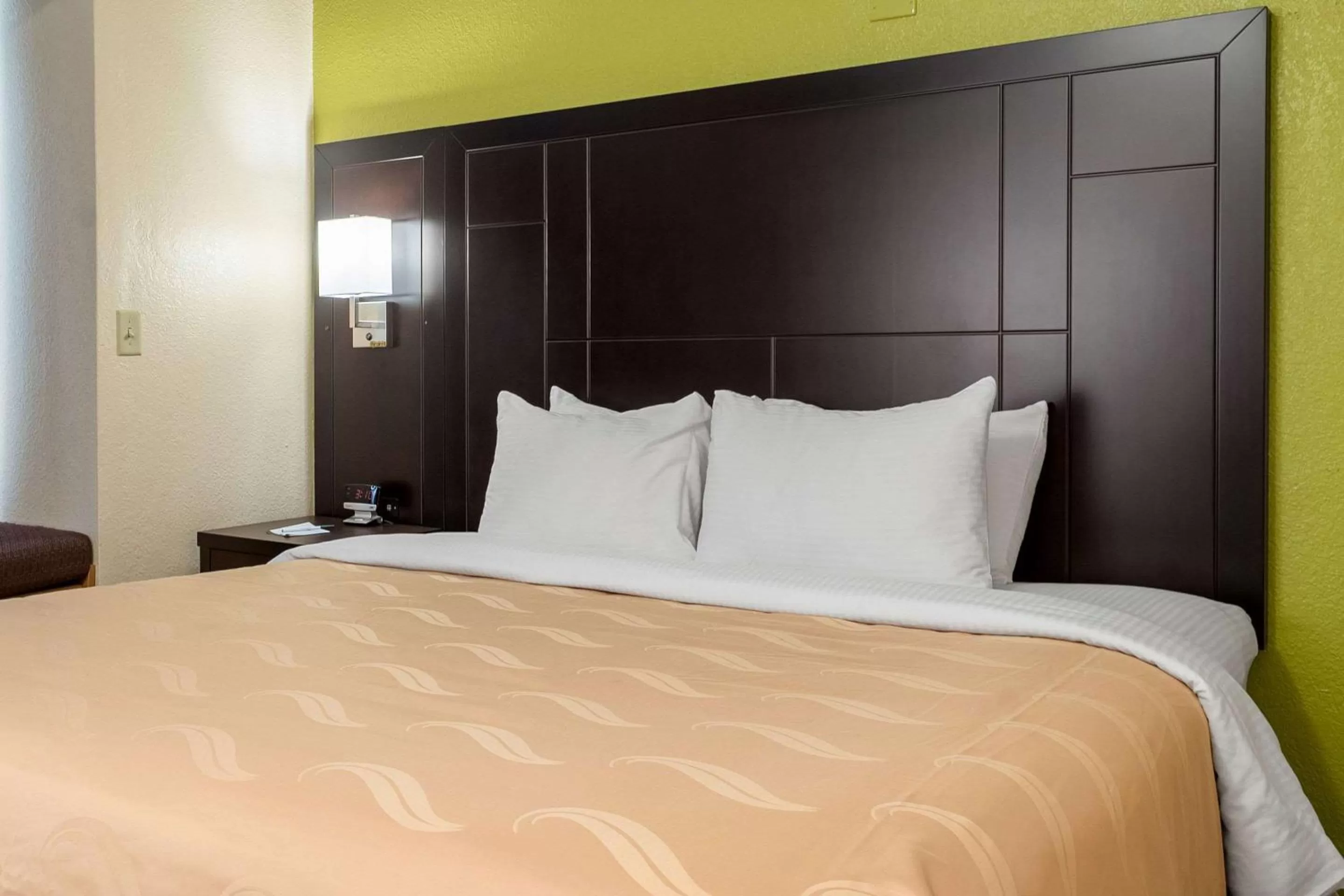 Photo of the whole room, Bed in Quality Inn & Suites Robbinsville