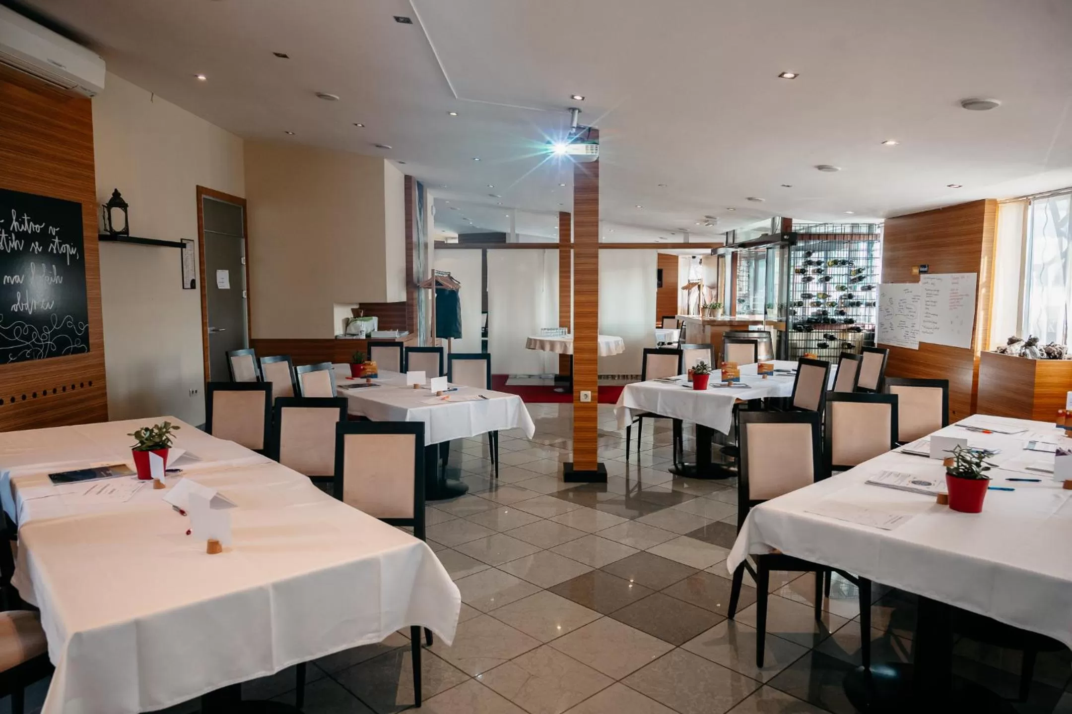 Restaurant/places to eat in Hotel Kunst