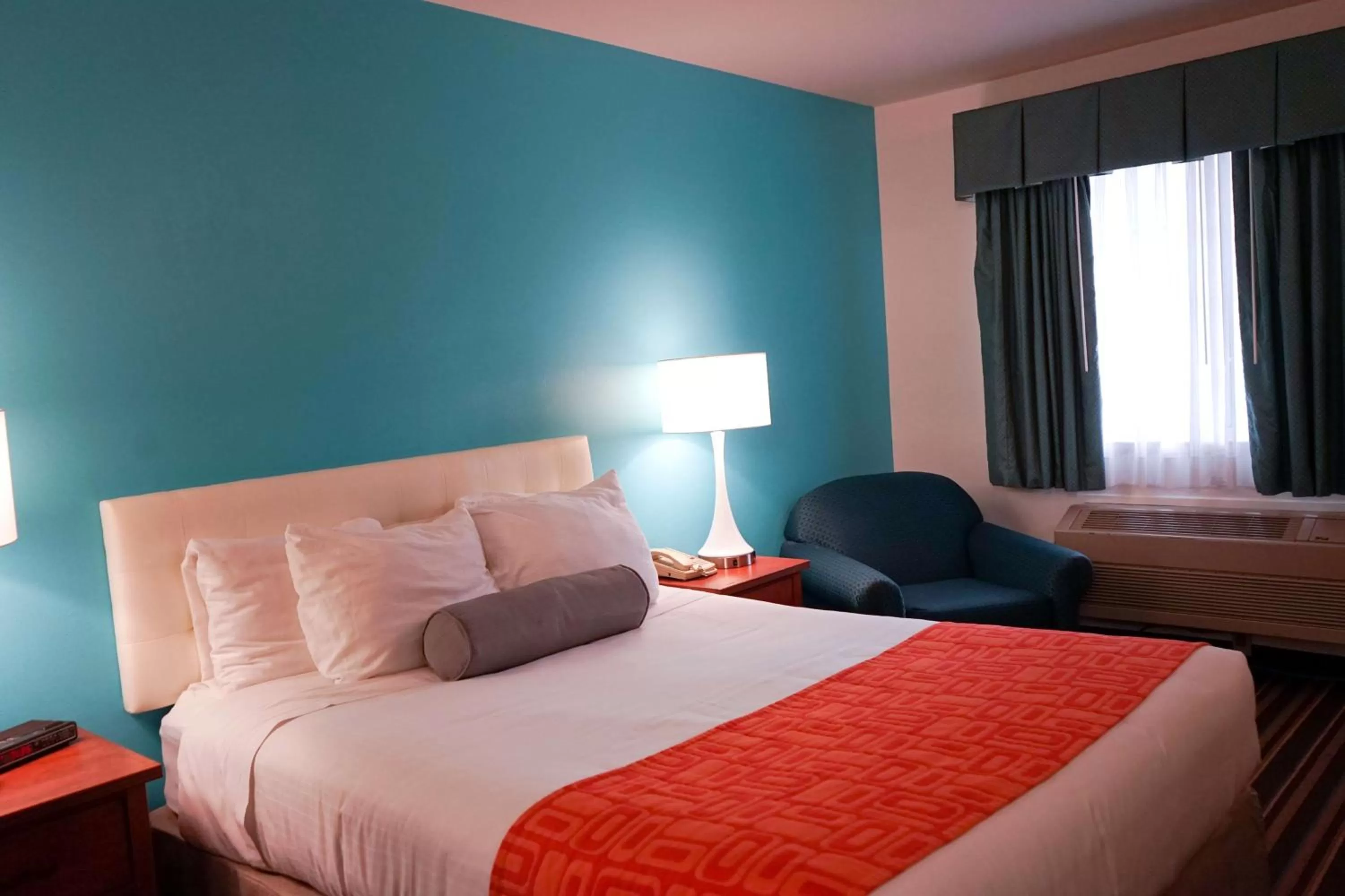 Photo of the whole room, Bed in Howard Johnson by Wyndham Salinas