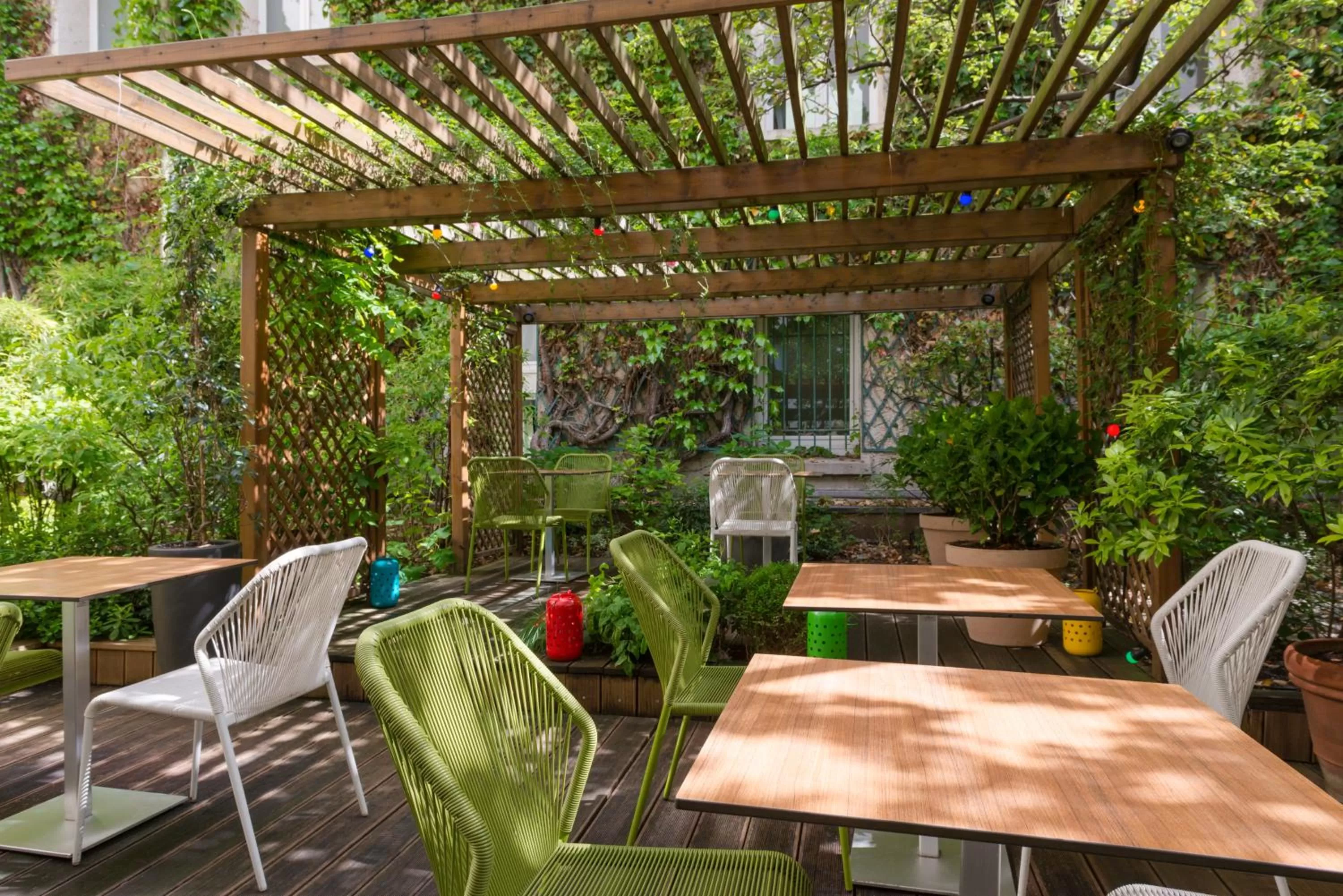 Garden in Hotel Paris Louis Blanc