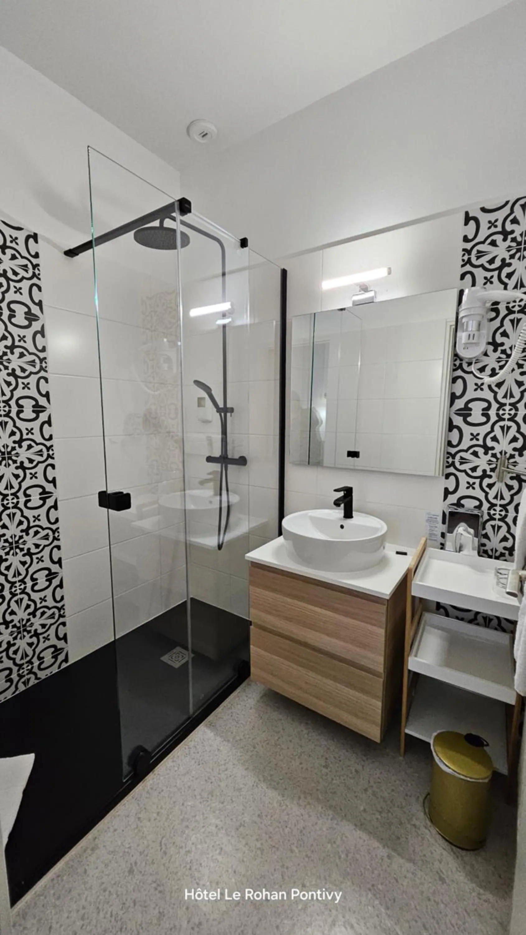 Shower in Hôtel Le Rohan Charme et Caractère