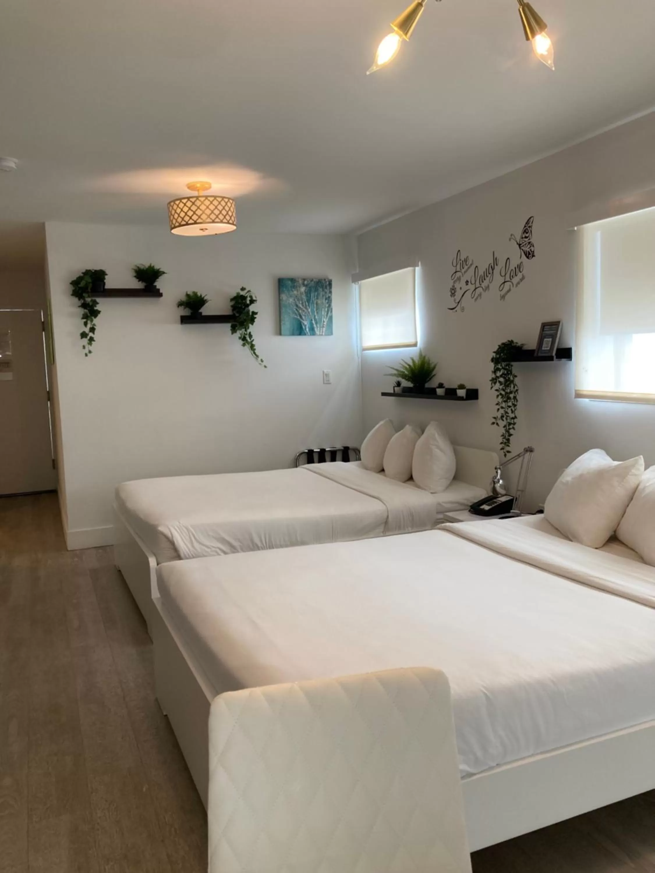 Bedroom, Bed in Suites at The Strand on Ocean Drive
