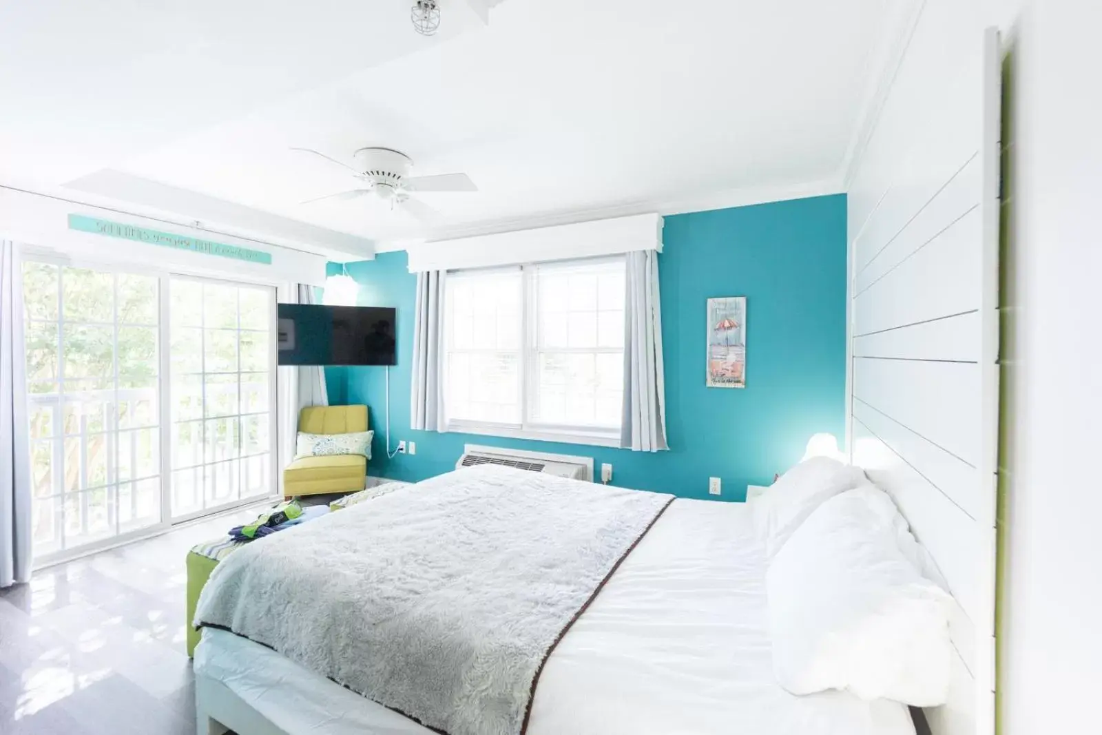 Queen Room - Pet Friendly in Canalside Inn Queen Room - Pet Friendly in Canalside Inn