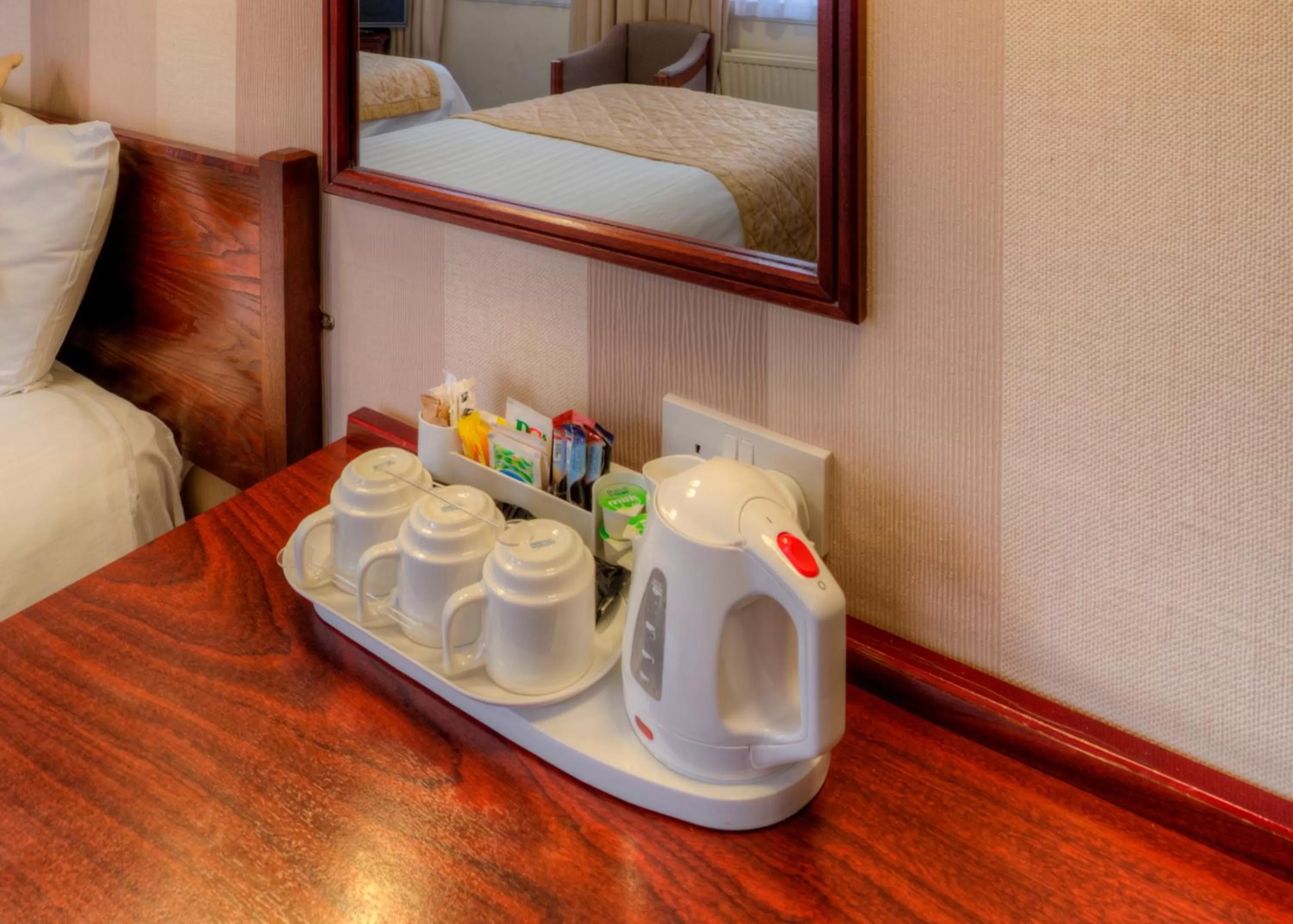 Coffee/tea facilities, Bed in Comfort Inn Birmingham