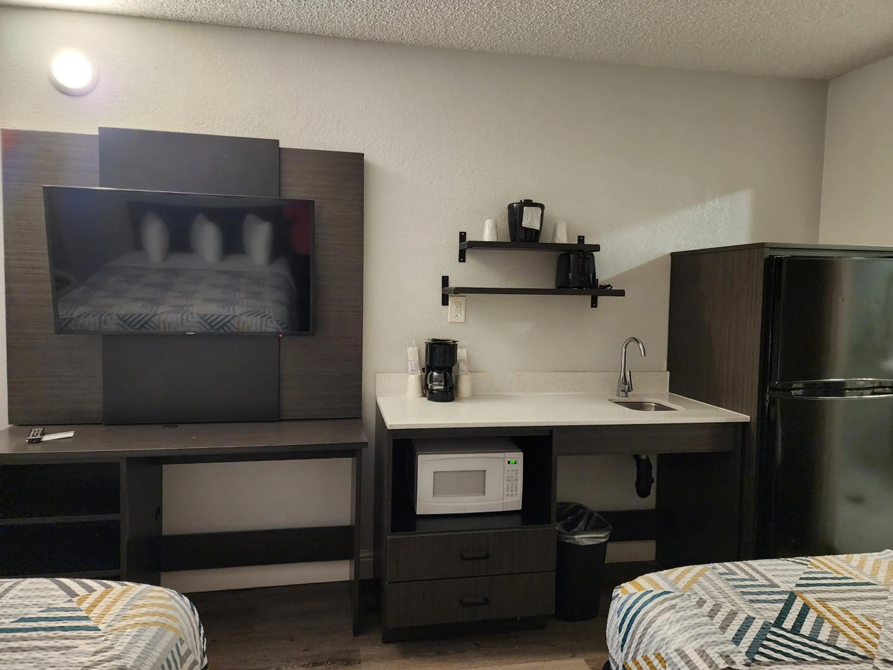 TV and multimedia, Bed in Studio 6 Sacramento, CA Natomas