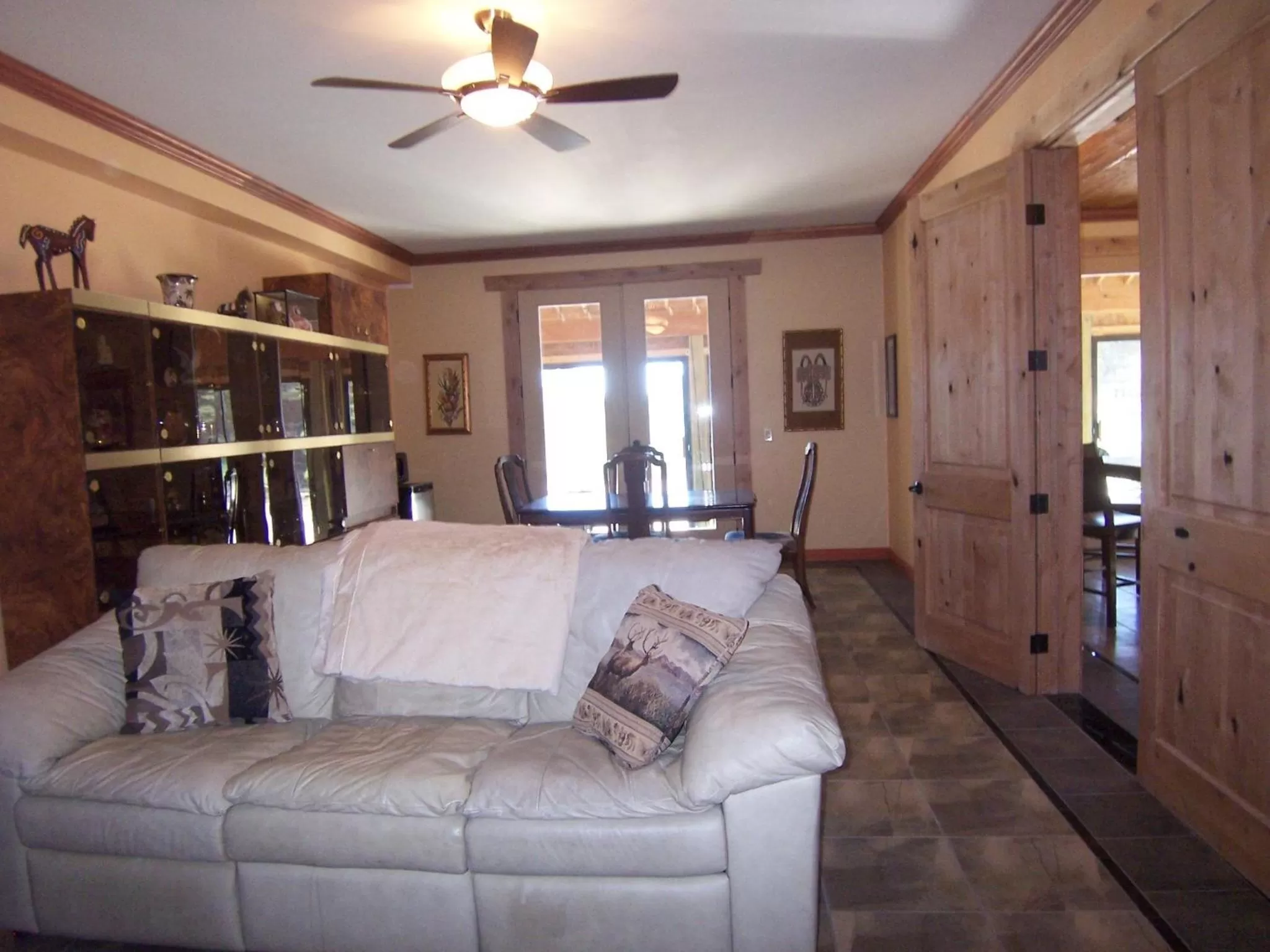 Living room in Elktrace Bed and Breakfast
