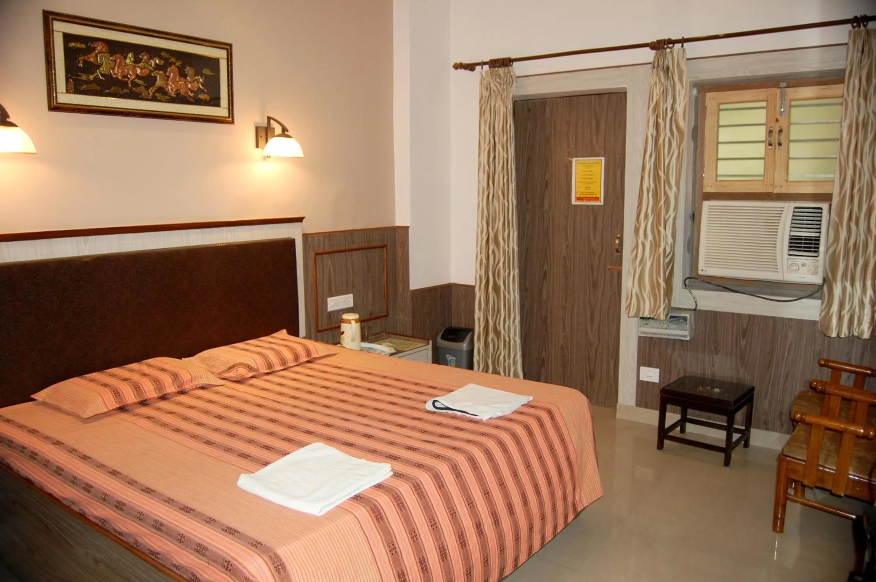 Bed in Hotel Sidhartha Walking Distance From TajMahal