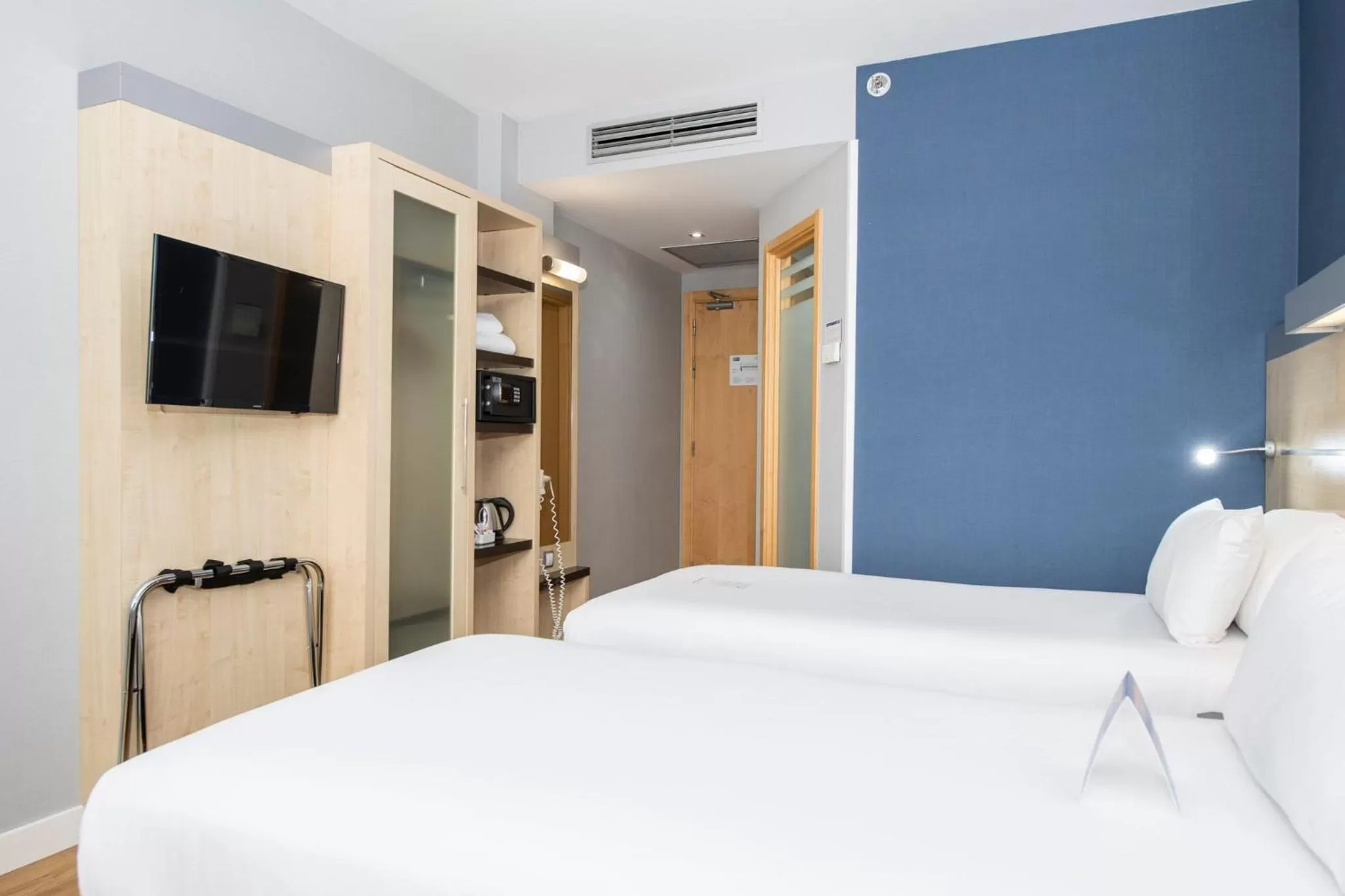 Photo of the whole room, Bed in Holiday Inn Express Barcelona City 22@ by IHG