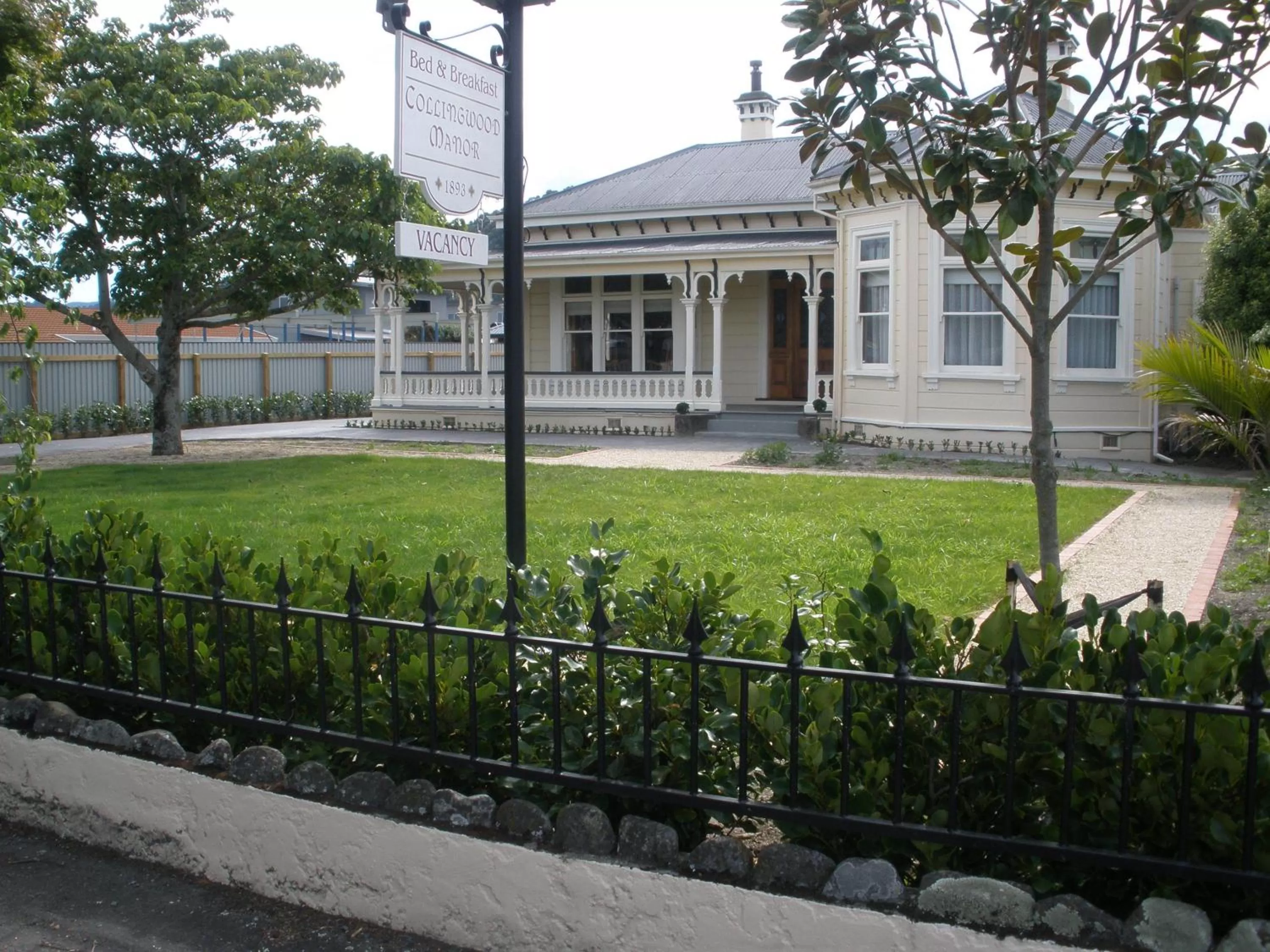 Property building in Collingwood Manor