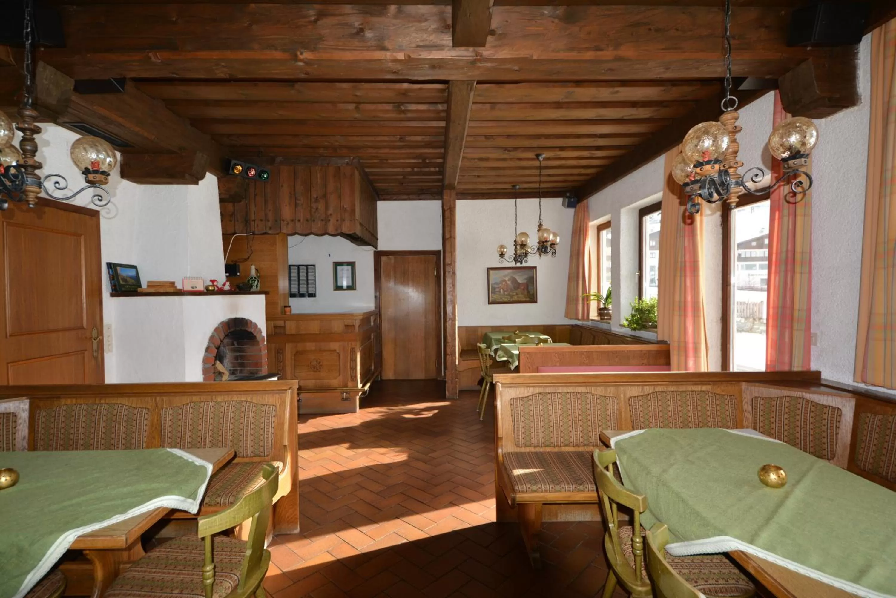 Restaurant/places to eat, Seating Area in Haus Alpina by Châtel Reizen