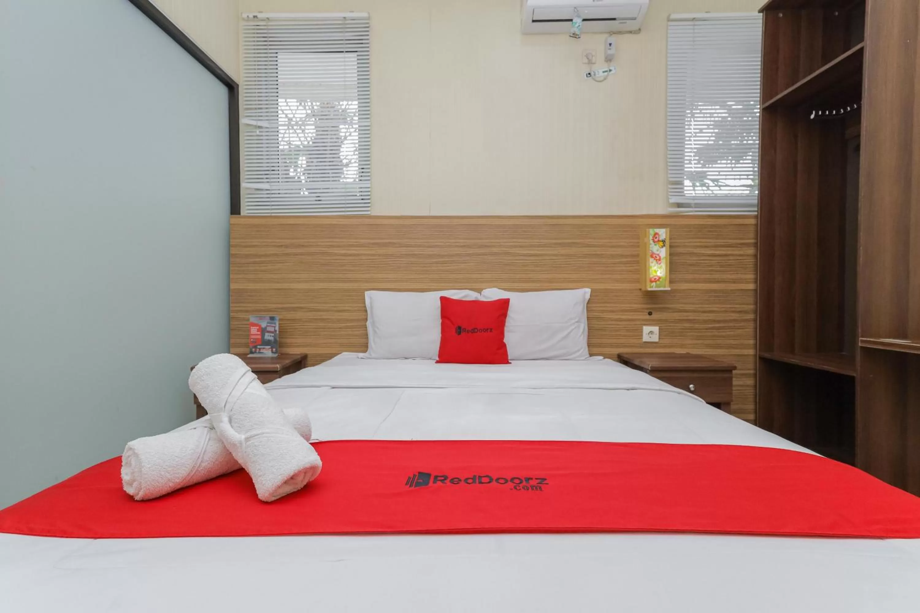 Bedroom, Bed in RedDoorz Syariah @ Klojen Malang