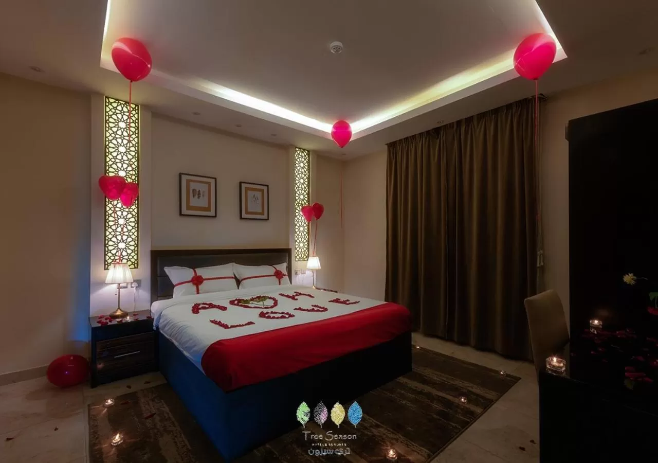 Bed in Tree Season Chalets