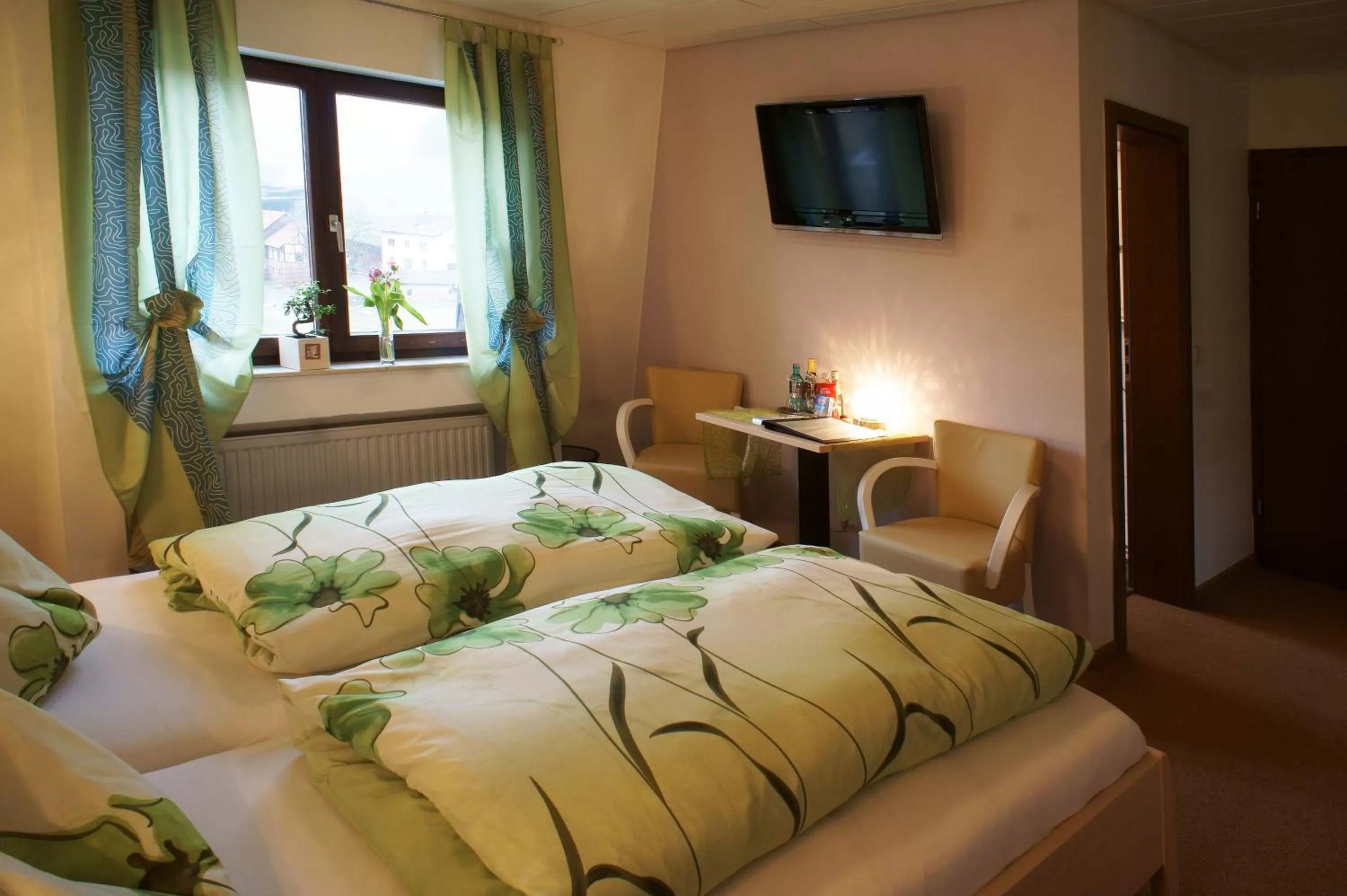 Bedroom, Bed in Hotel Grüner Baum mit Restaurant & Wellness