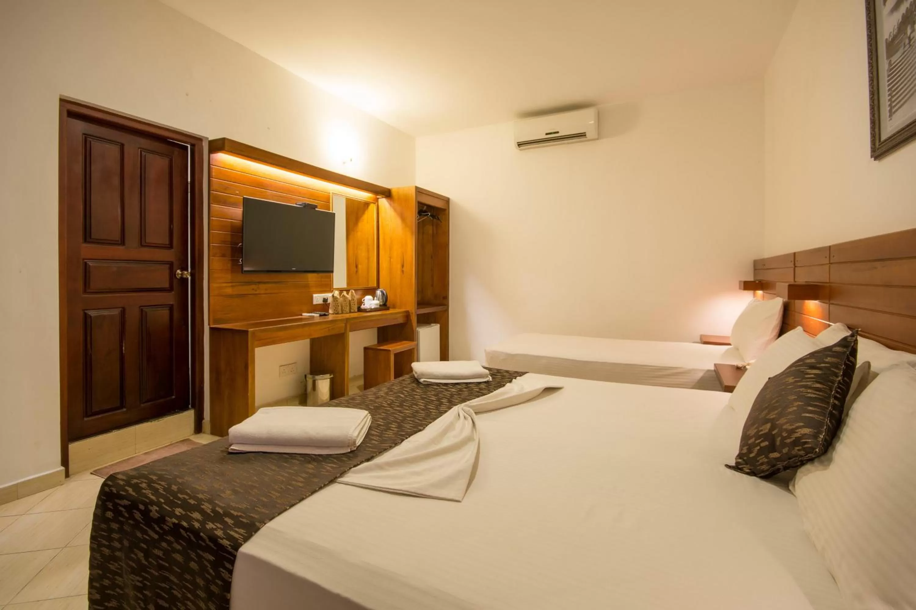 Bed in Kandyan View Holiday Bungalow ''Free Pickup From Kandy city''