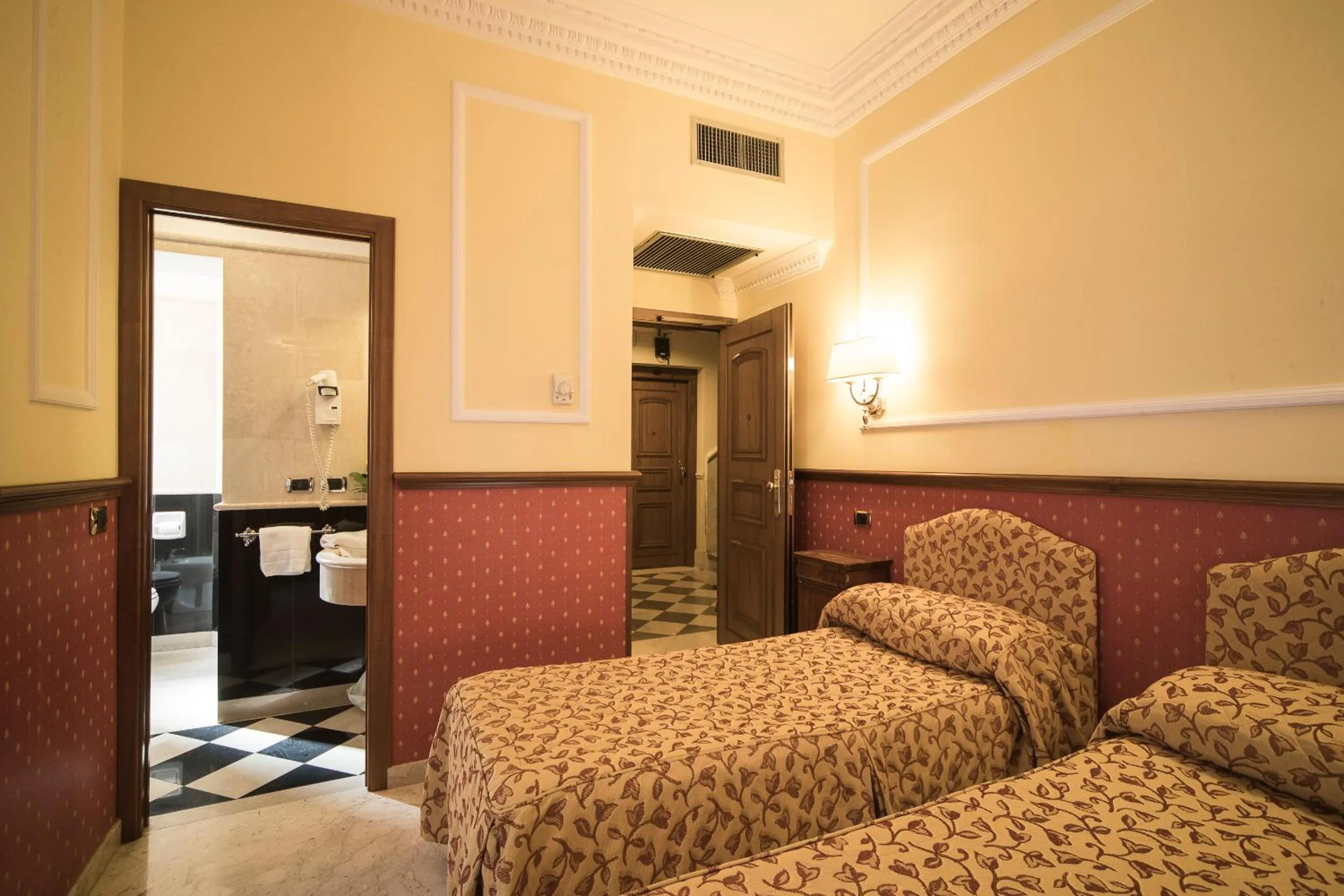 Photo of the whole room, Bed in Hotel Donatello