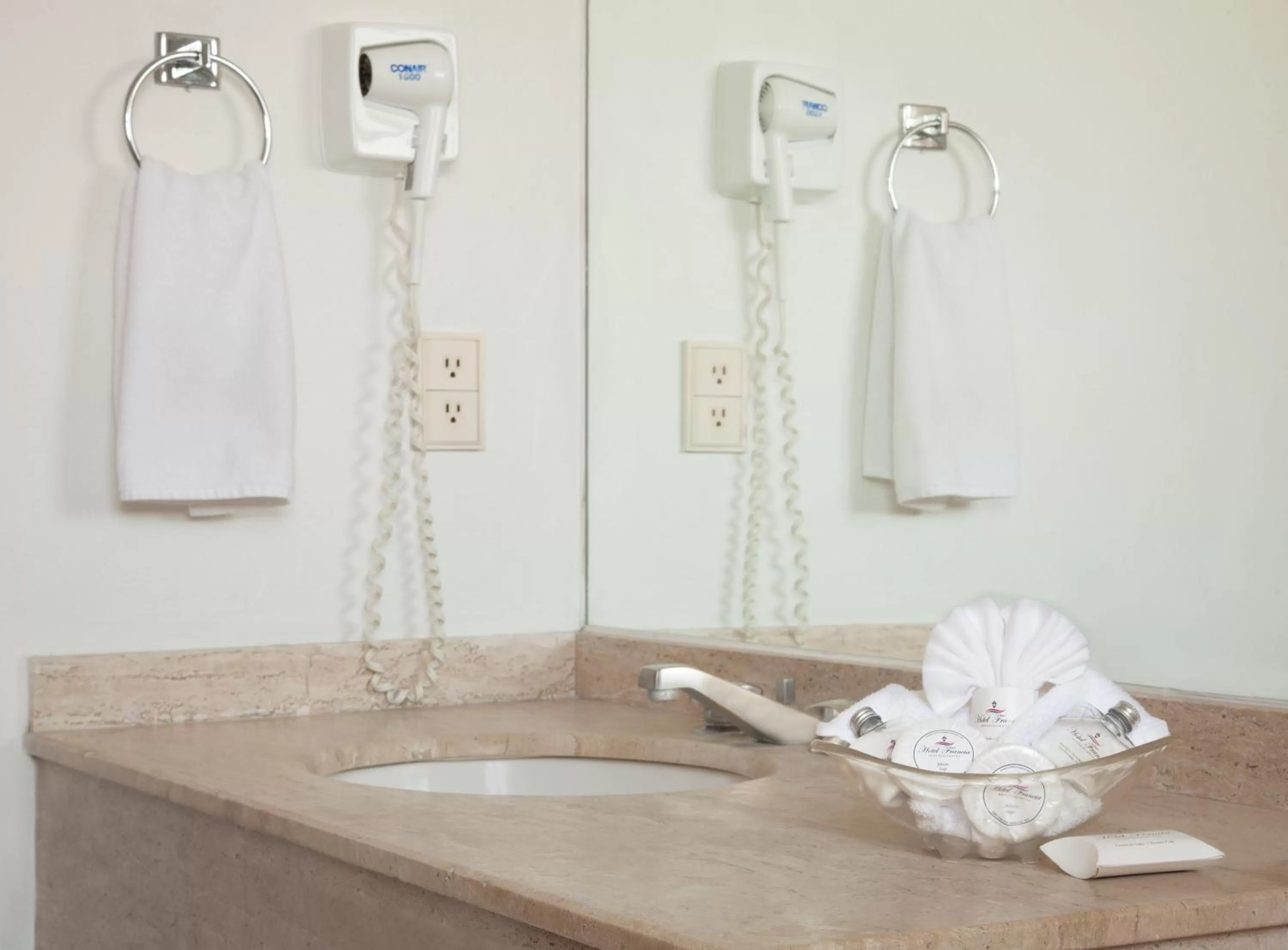 Toilet in Hotel Francia Aguascalientes