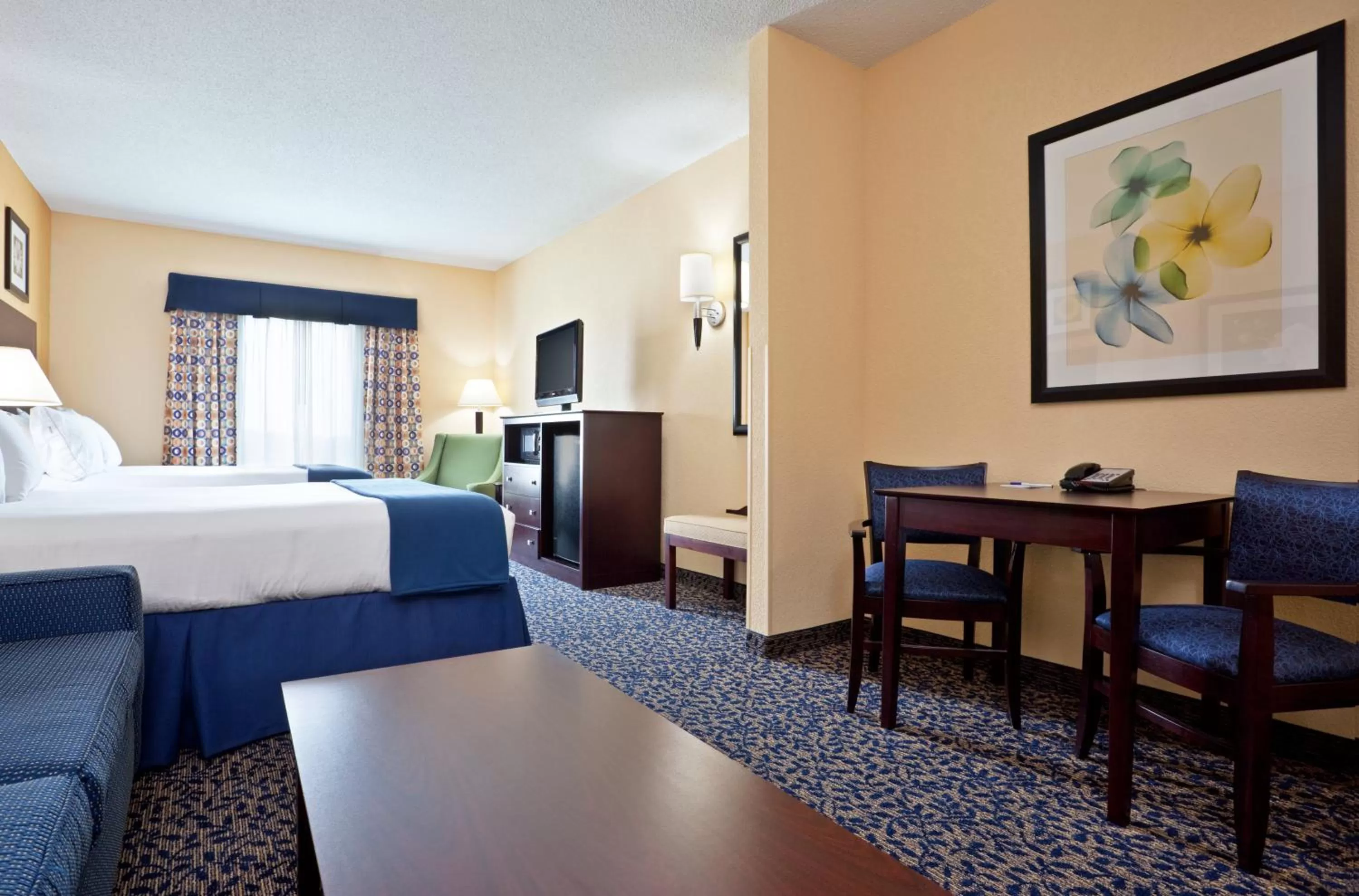 Photo of the whole room, Bed in Holiday Inn Express Hotel and Suites Akron South-Airport Area by IHG