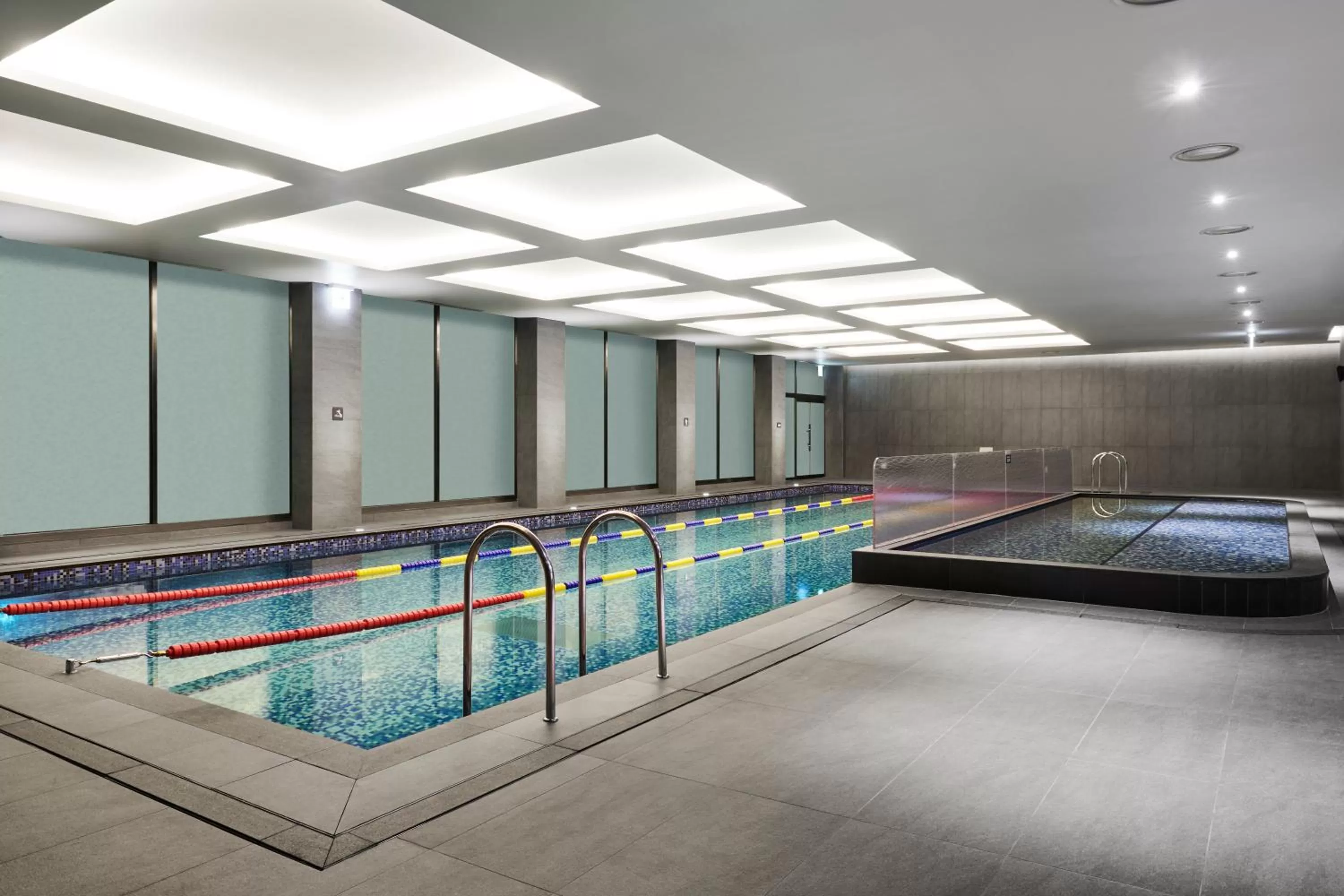 Swimming pool in Hotel Hyundai by Lahan Ulsan