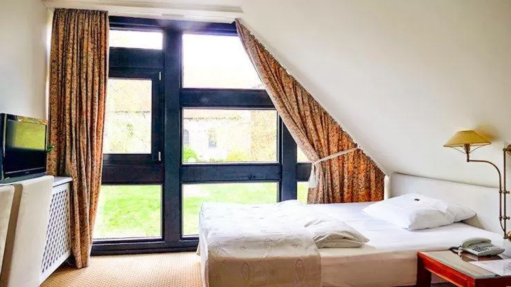 Bed in Meyers Hotel Hittfeld