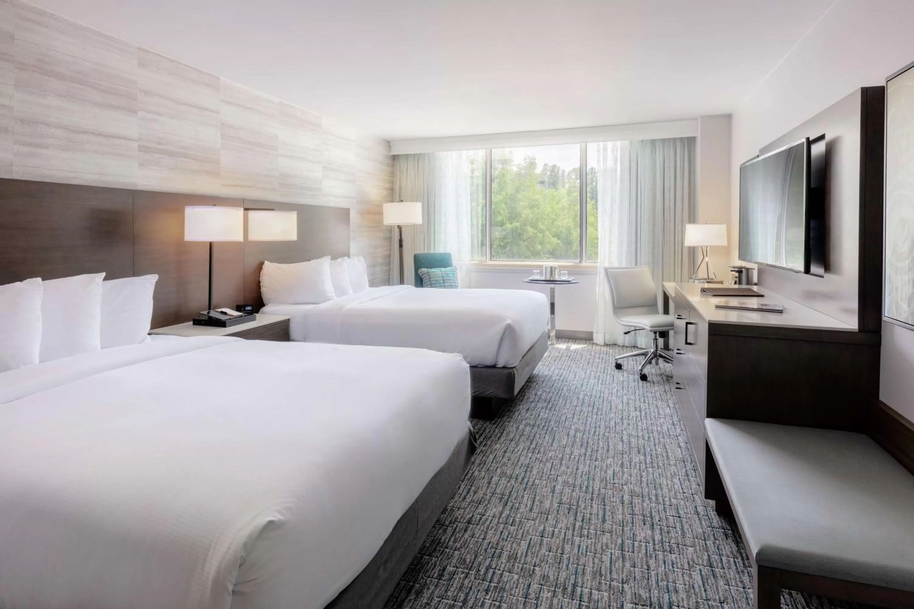 View (from property/room), Bed in DoubleTree Birmingham Perimeter Park