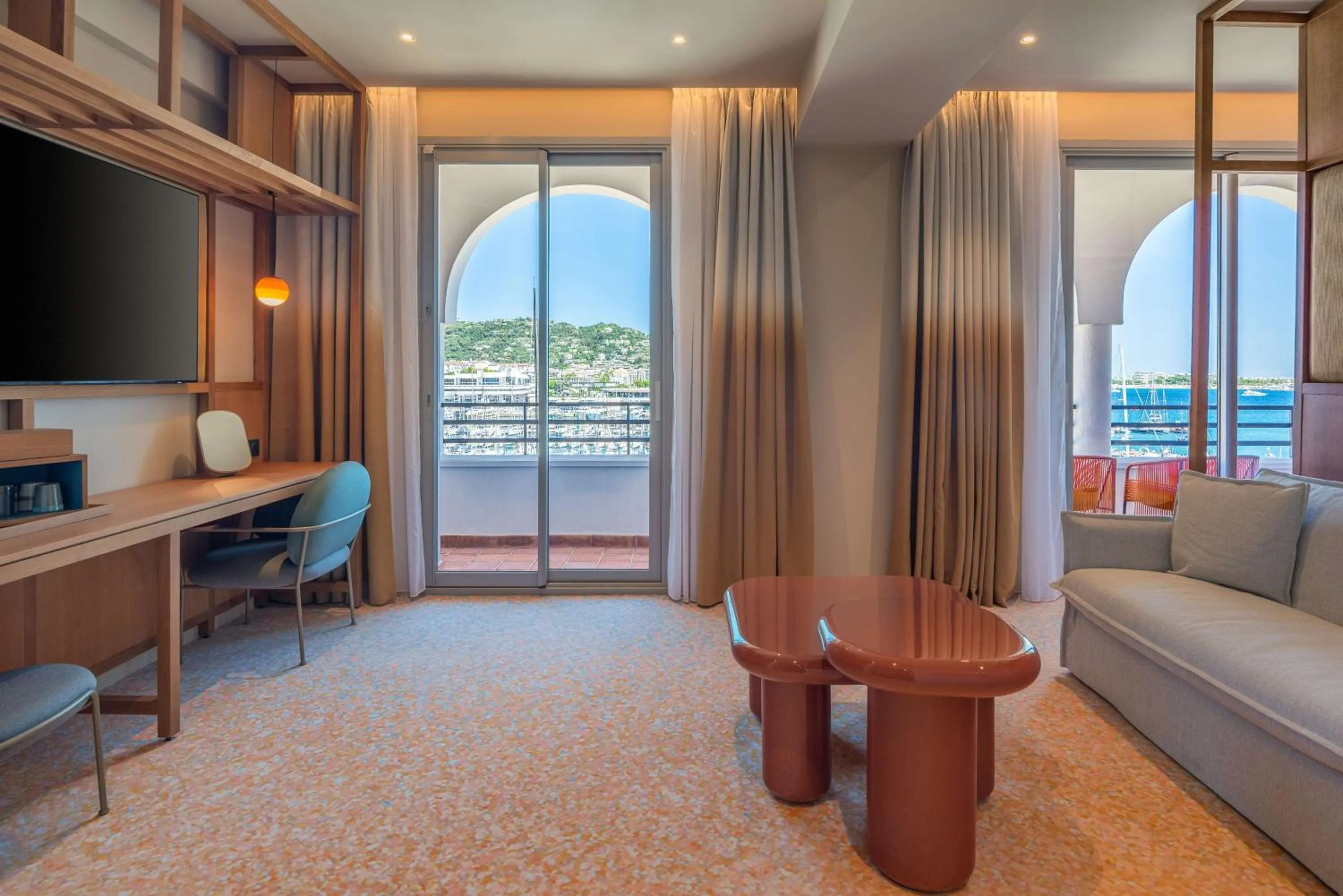 TV and multimedia in Canopy by Hilton Cannes