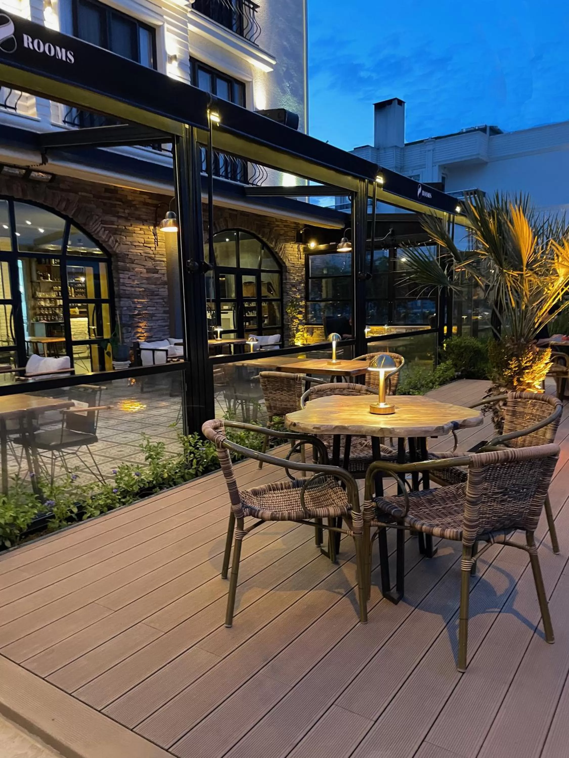 Restaurant/places to eat in 8 Rooms Hotel