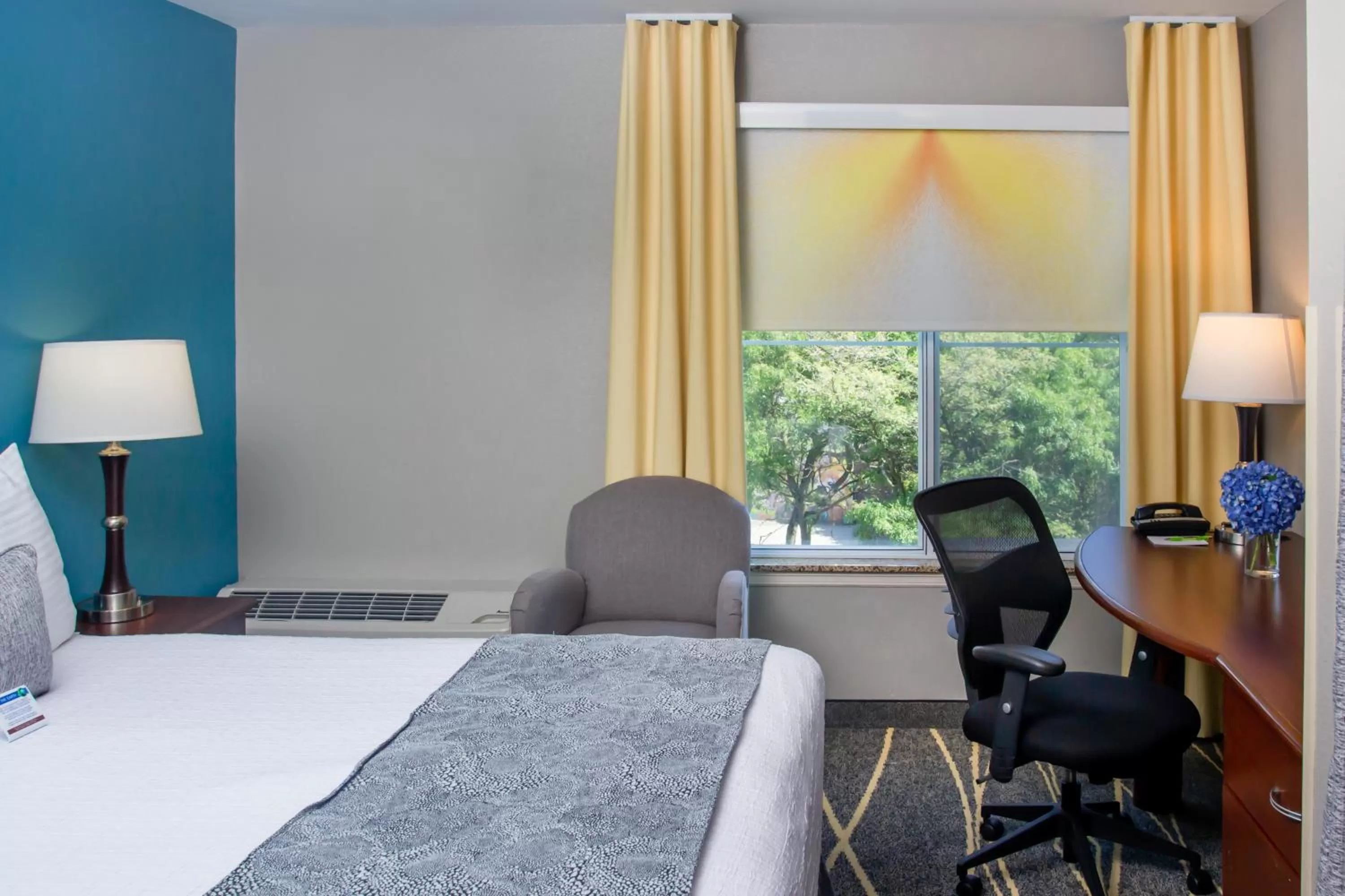 Bedroom, Bed in Belltown Inn