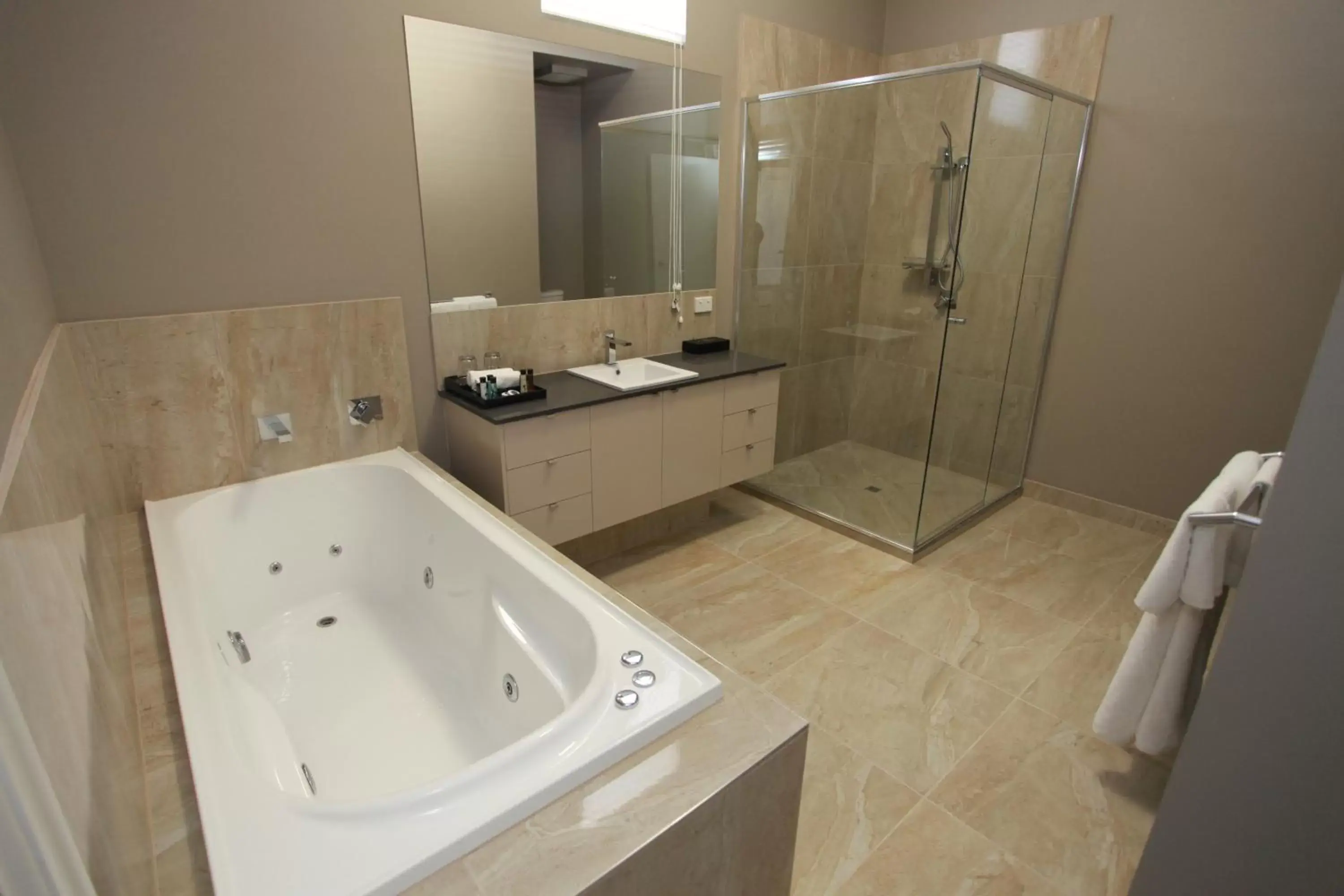 Deluxe Suite with Spa Bath - No.9 in Ballarat Premier Apartments Deluxe Suite with Spa Bath - No.9 in Ballarat Premier Apartments