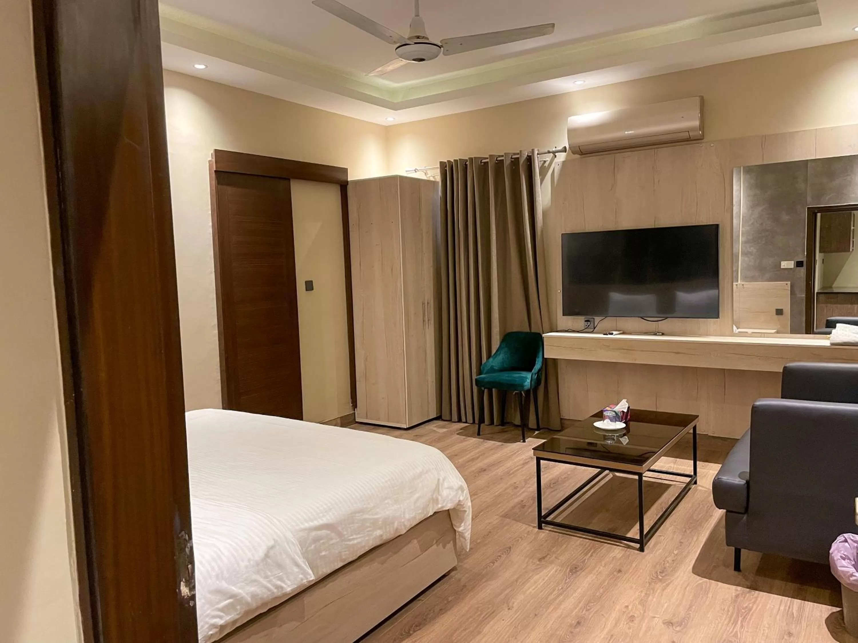 Communal lounge/ TV room, Bed in Hamsun Shahrah-e-Faisal