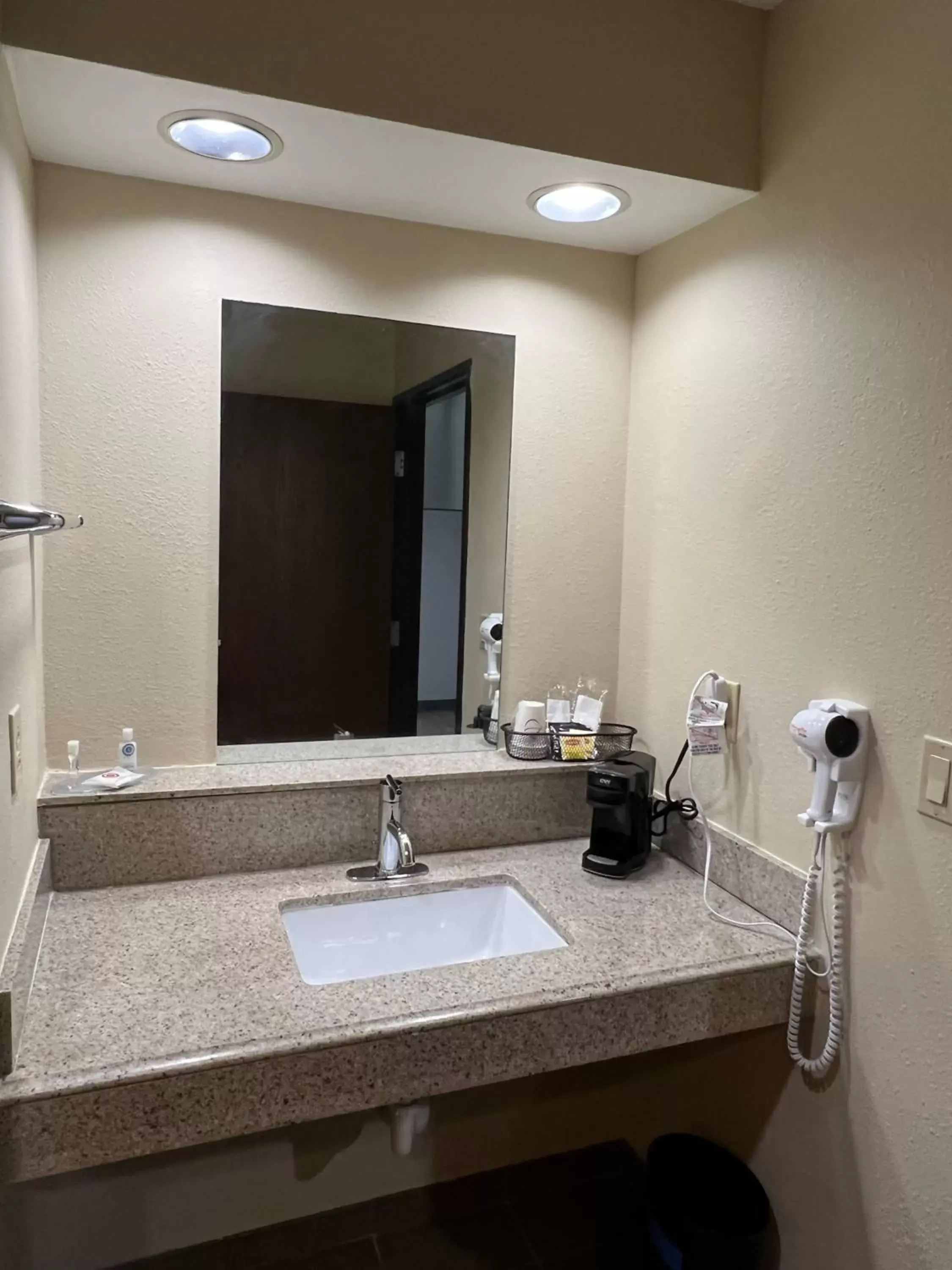 Studio Room with One King Bed and One Double Bed Non-Smoking in HomeTowne Studios & Suites by Red Roof Washington Studio Room with One King Bed and One Double Bed Non-Smoking in HomeTowne Studios & Suites by Red Roof Washington