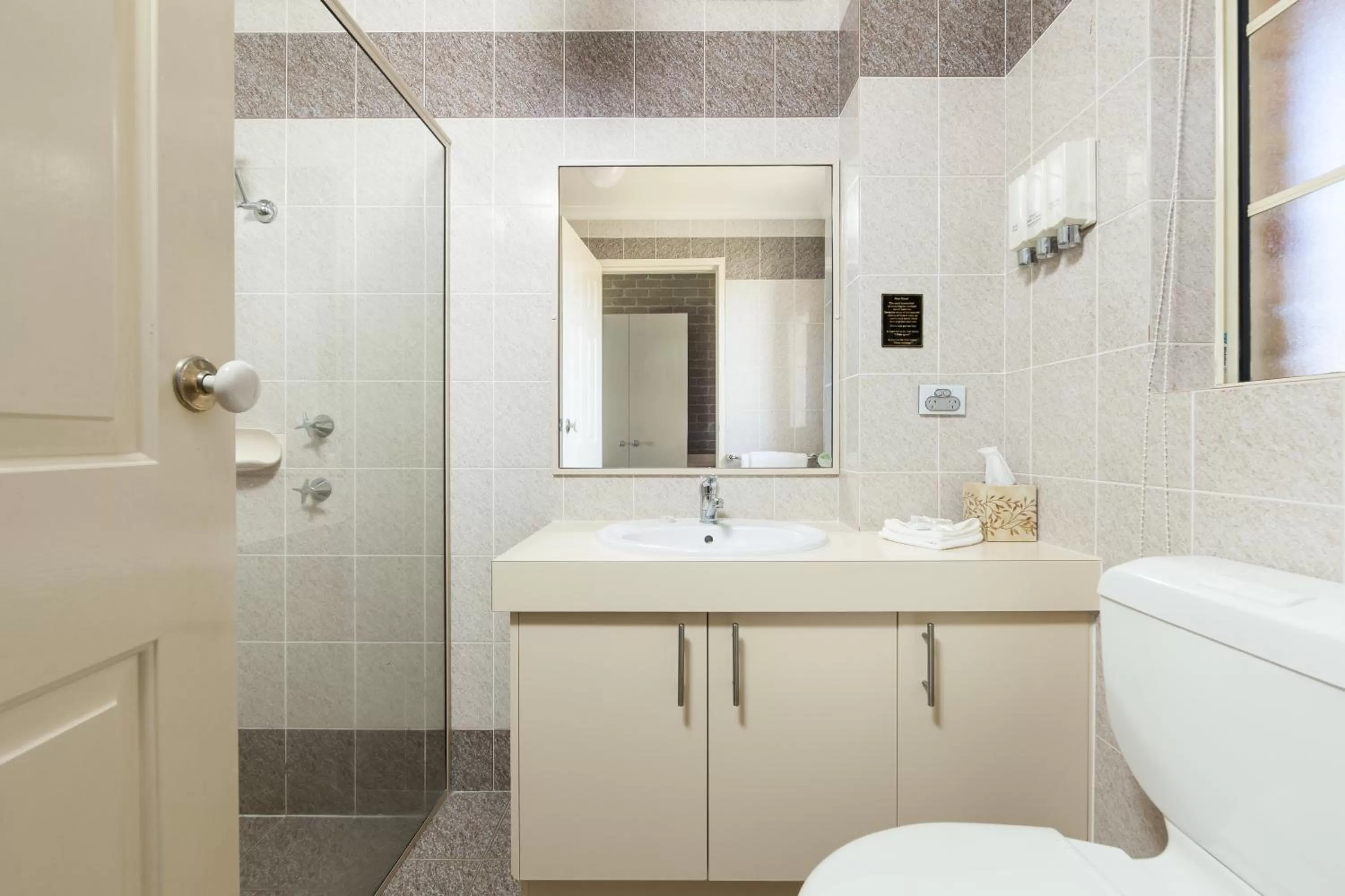 Bathroom in Grand Manor Motor Inn