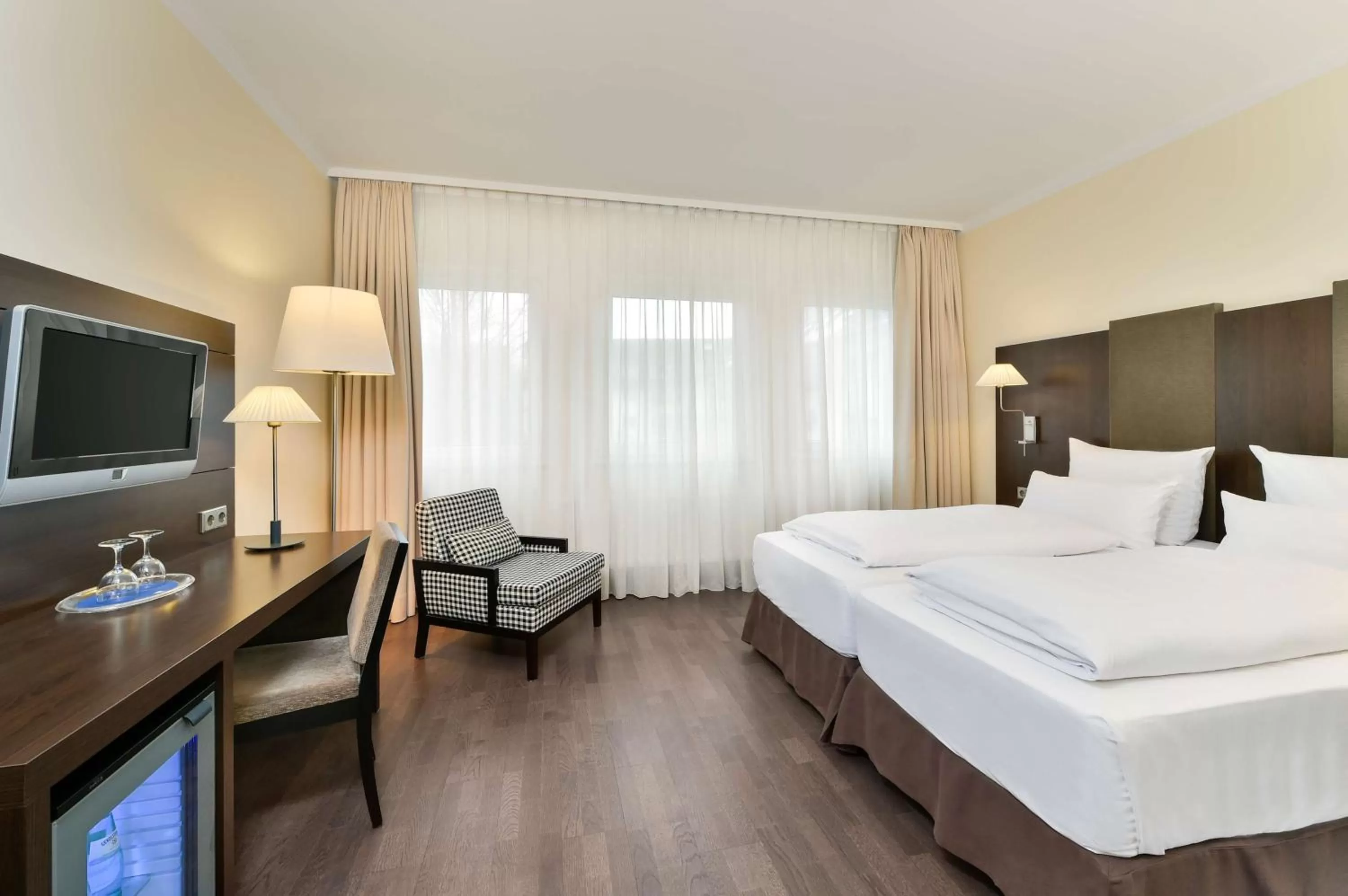 Photo of the whole room, TV/Entertainment Center in NH München City Süd