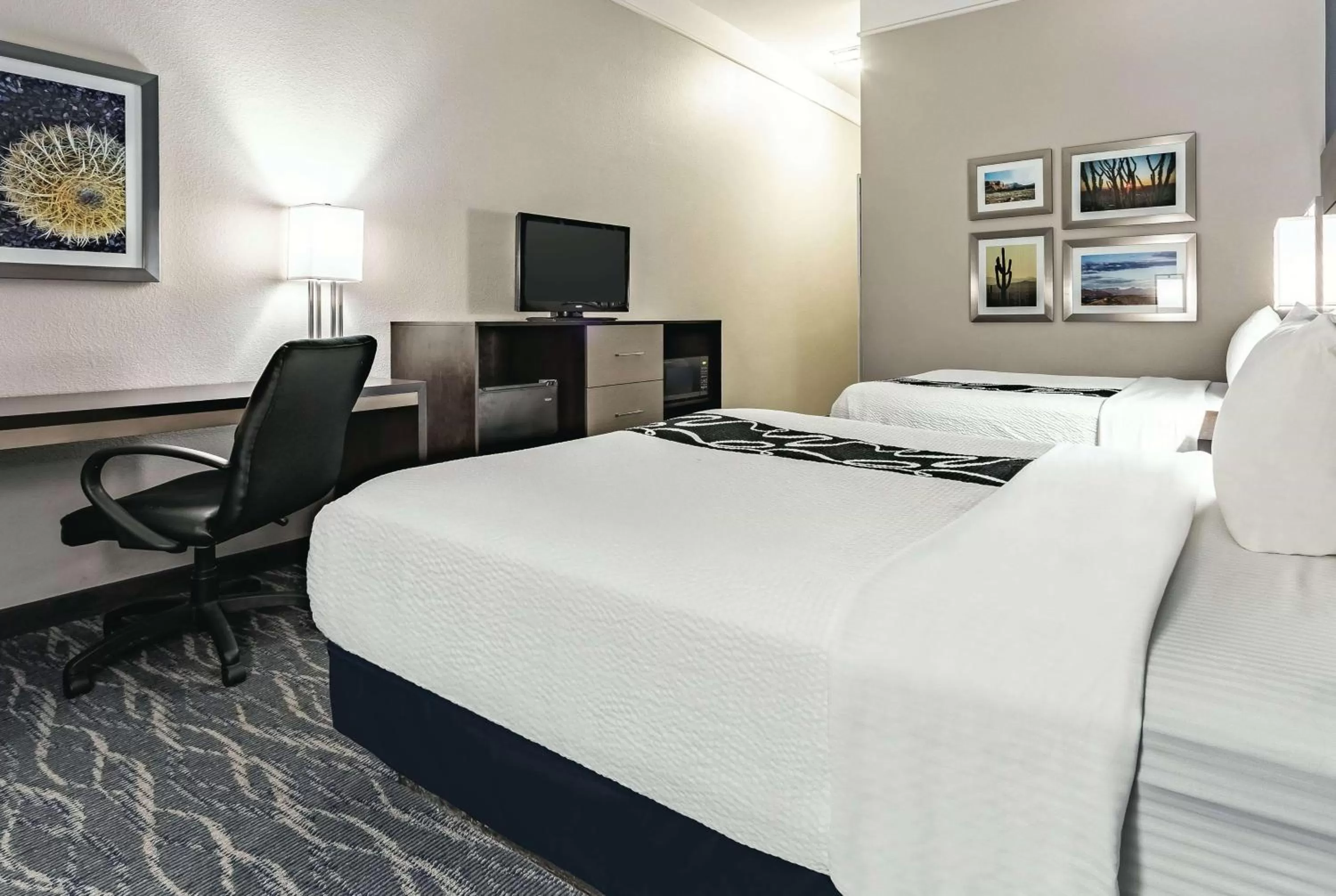 Photo of the whole room, Bed in La Quinta by Wyndham Phoenix I-10 West