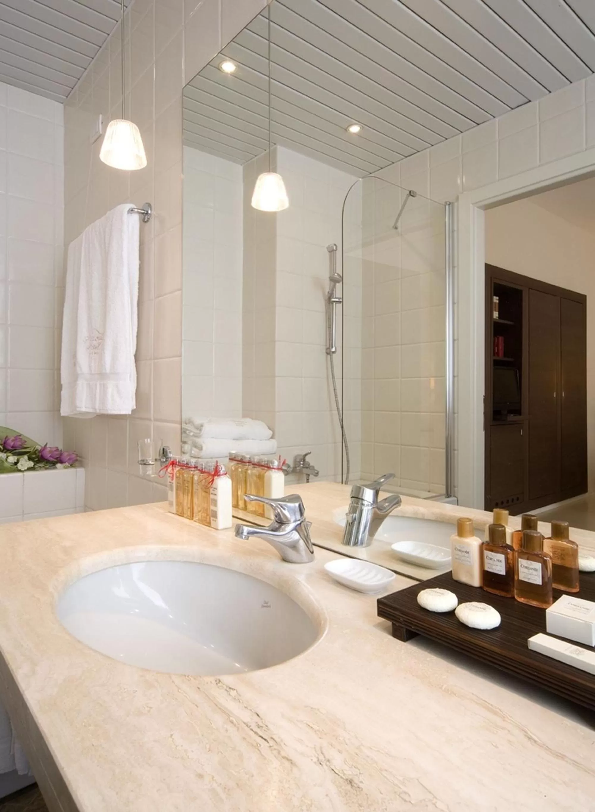 Bathroom in National Hotel