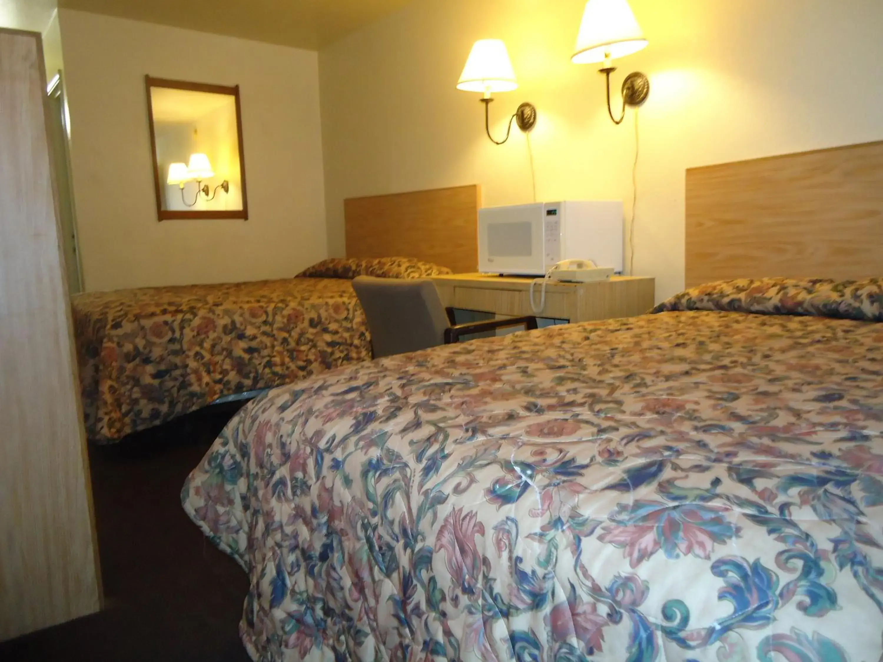 Queen Room with Double Bed in Economy Inn Queen Room with Double Bed in Economy Inn
