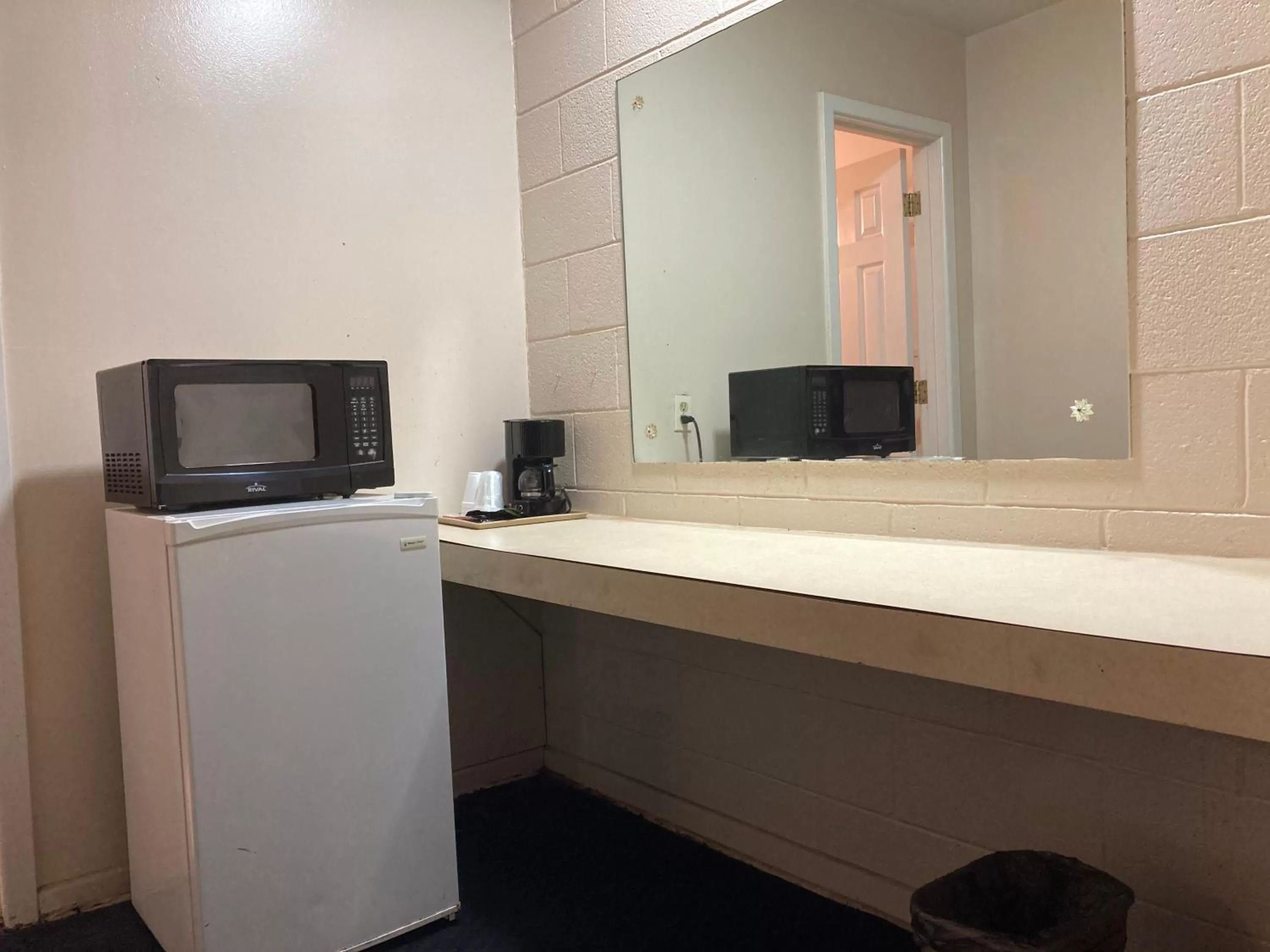 Coffee/tea facilities in Childress Inn