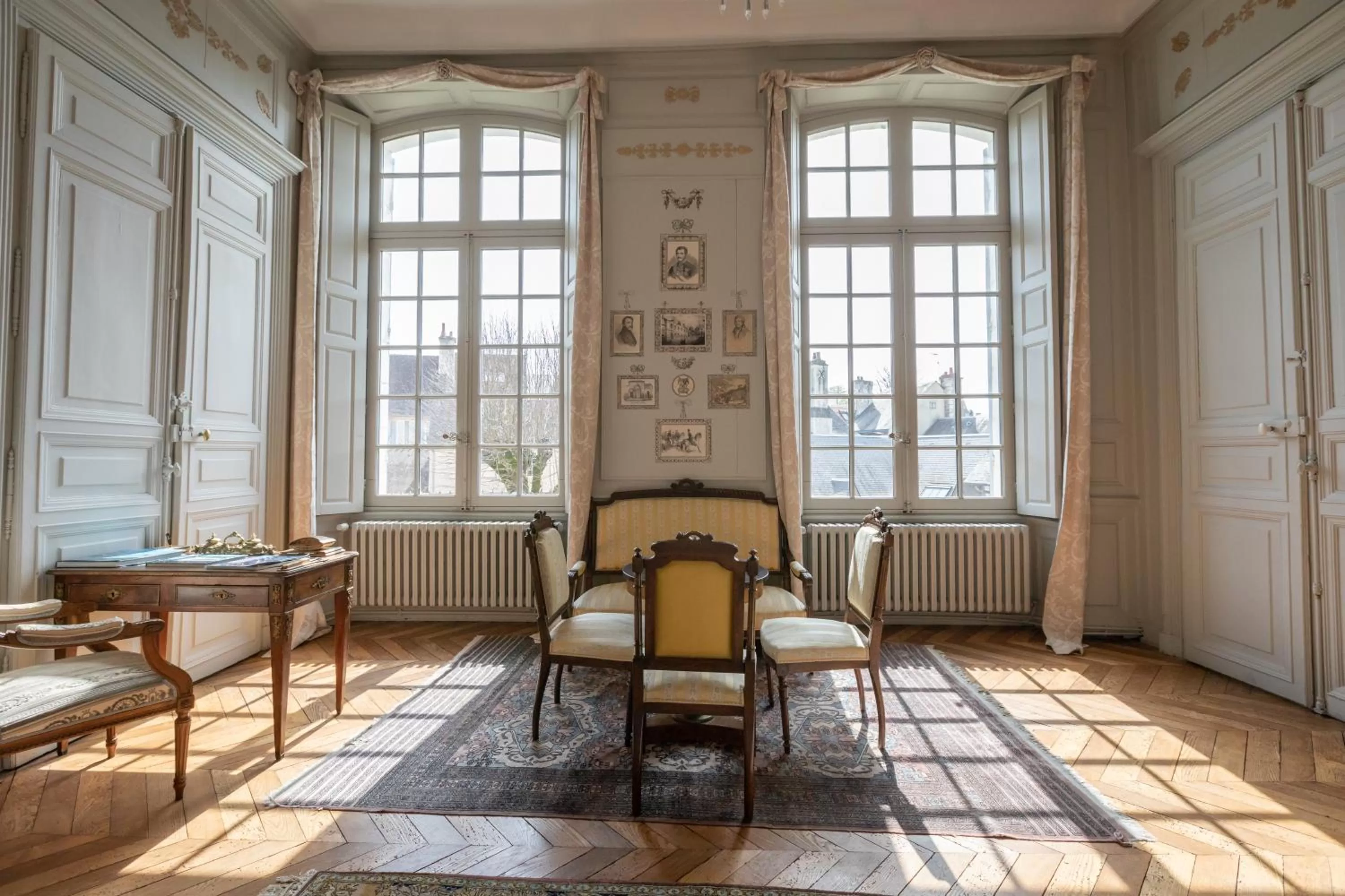 Seating Area in L'Hotel de Panette, Un exceptionnel château en ville - Chambres historiques, parking - Petit Déjeuner offert