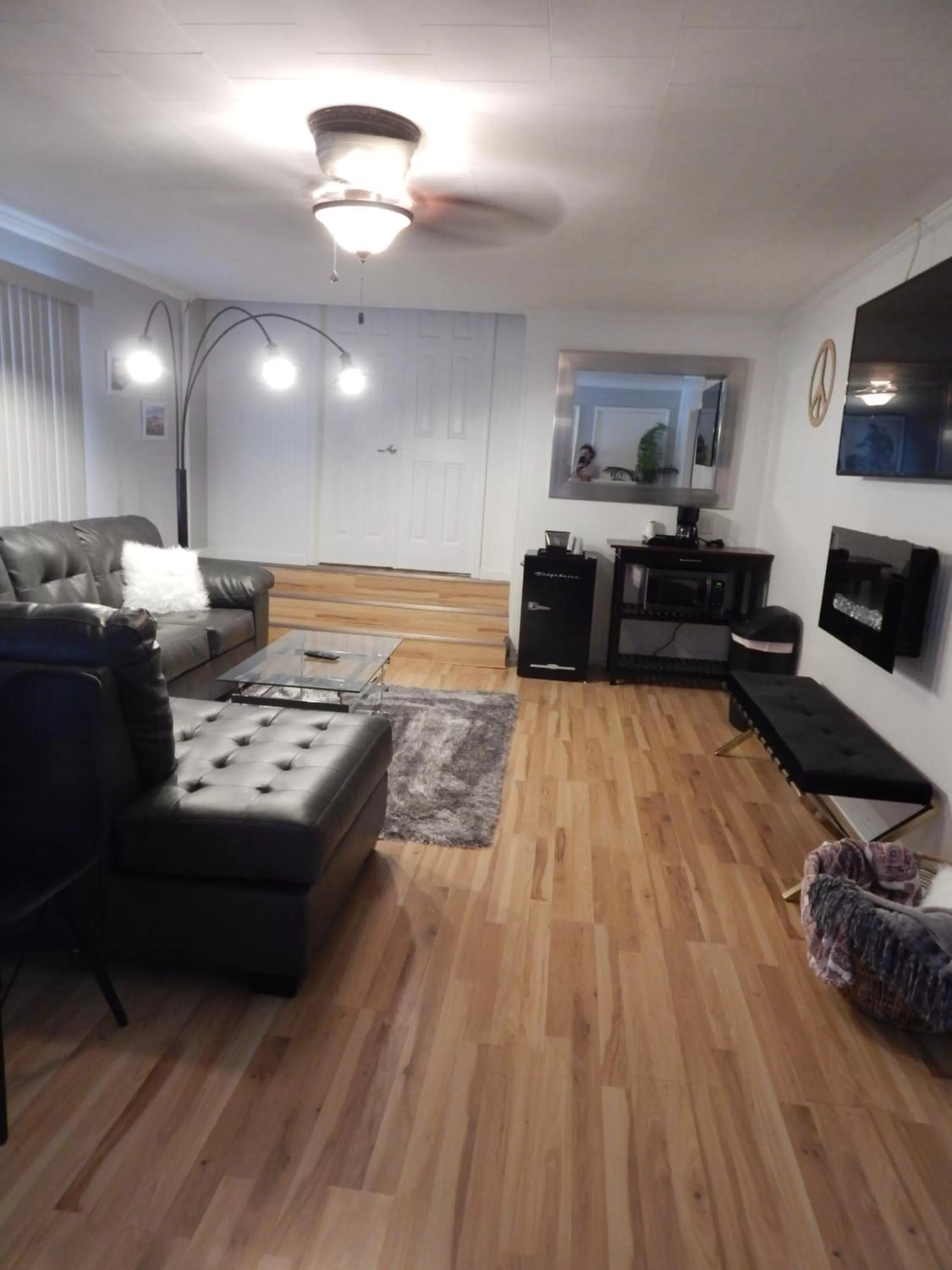 Living room in Sunset Motel