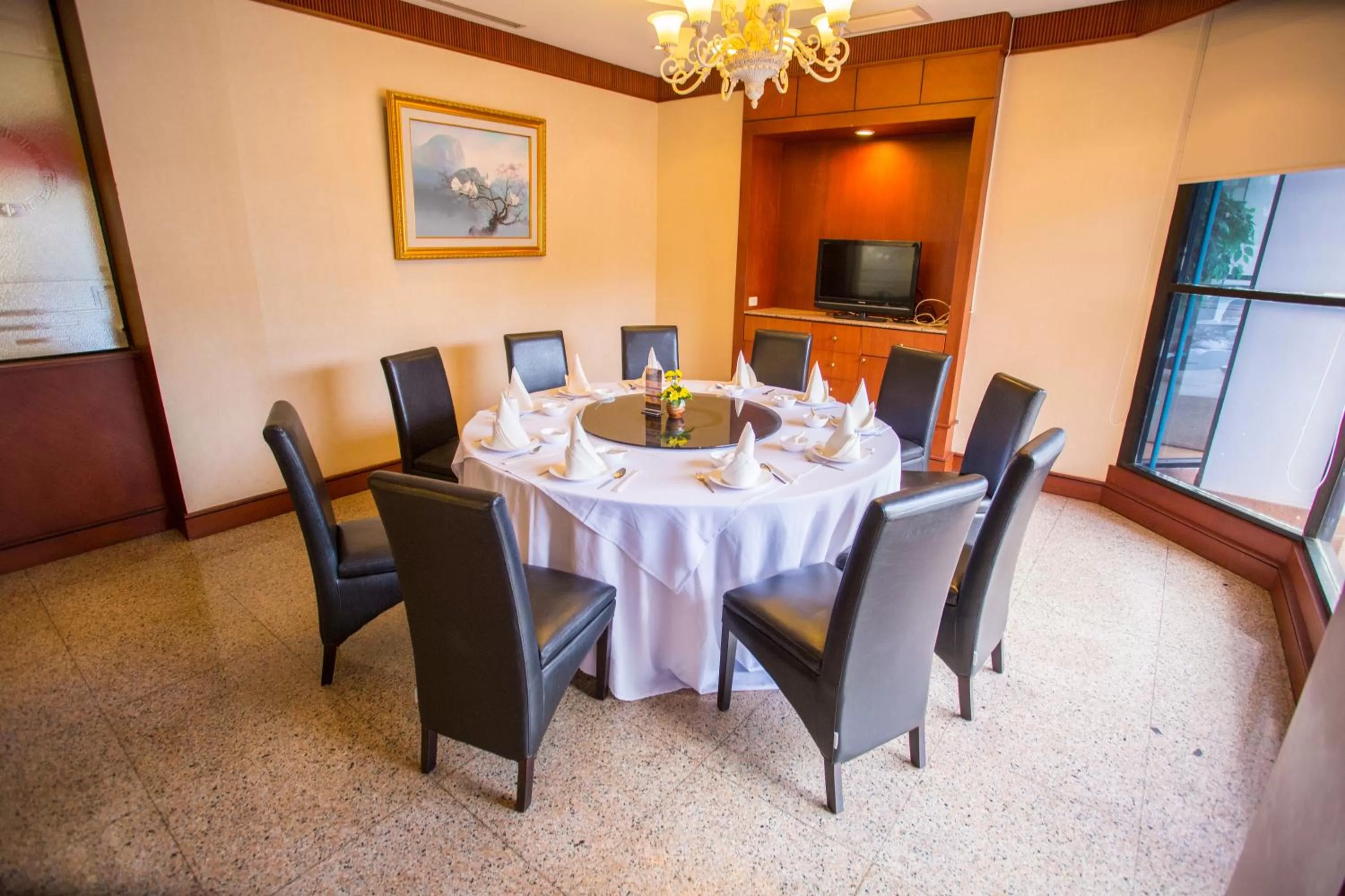 Restaurant/places to eat in Seeharaj Hotel