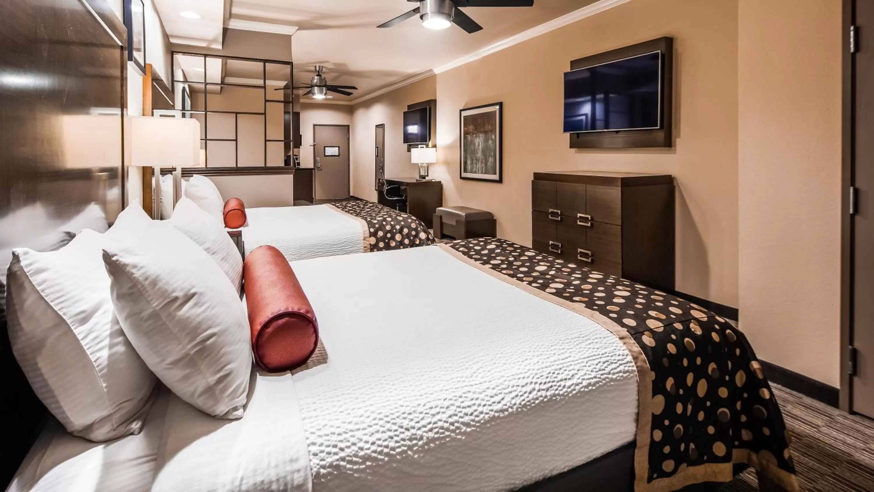 Queen Suite - Disability Access in Best Western Premier Crown Chase Inn & Suites