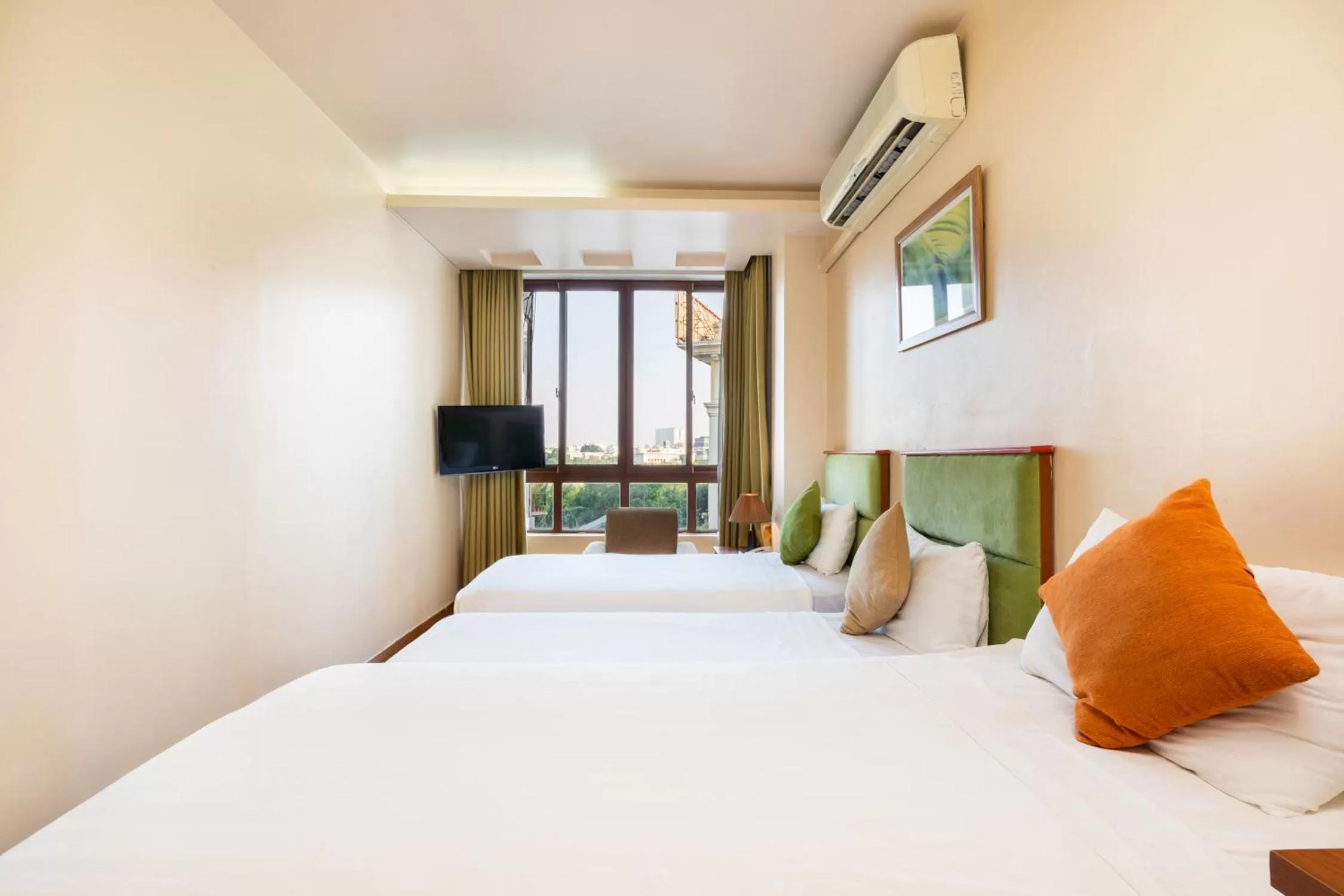 Bed in Artisan Lakeview Hotel