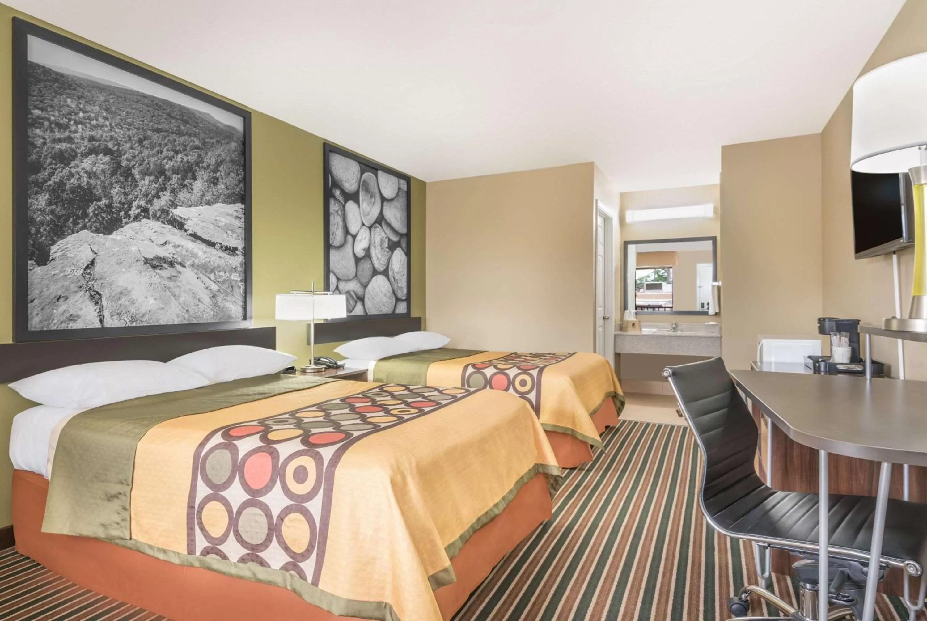 Photo of the whole room, Bed in Super 8 by Wyndham Bryant Little Rock Area