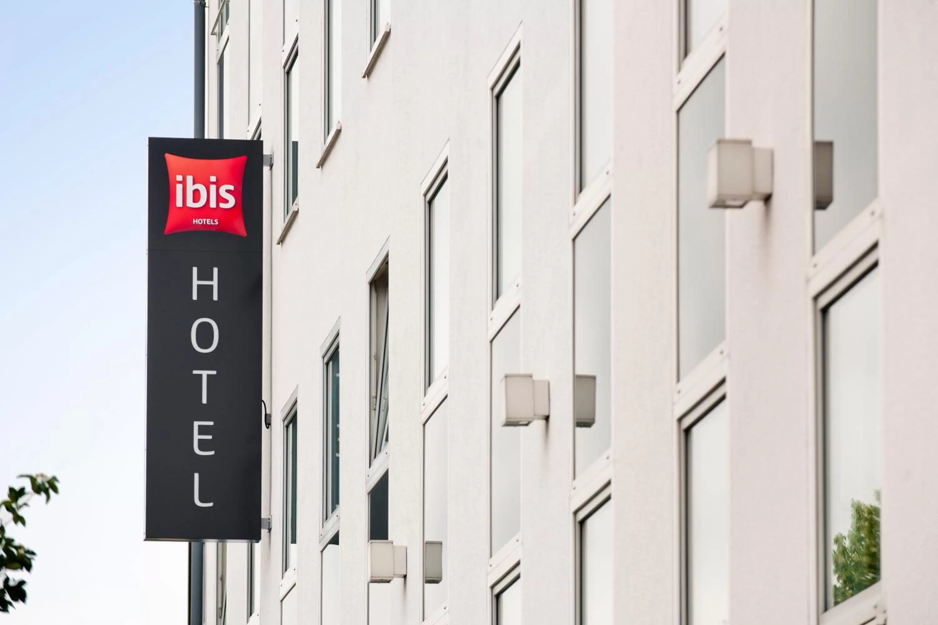 Facade/entrance in ibis Hotel München Garching
