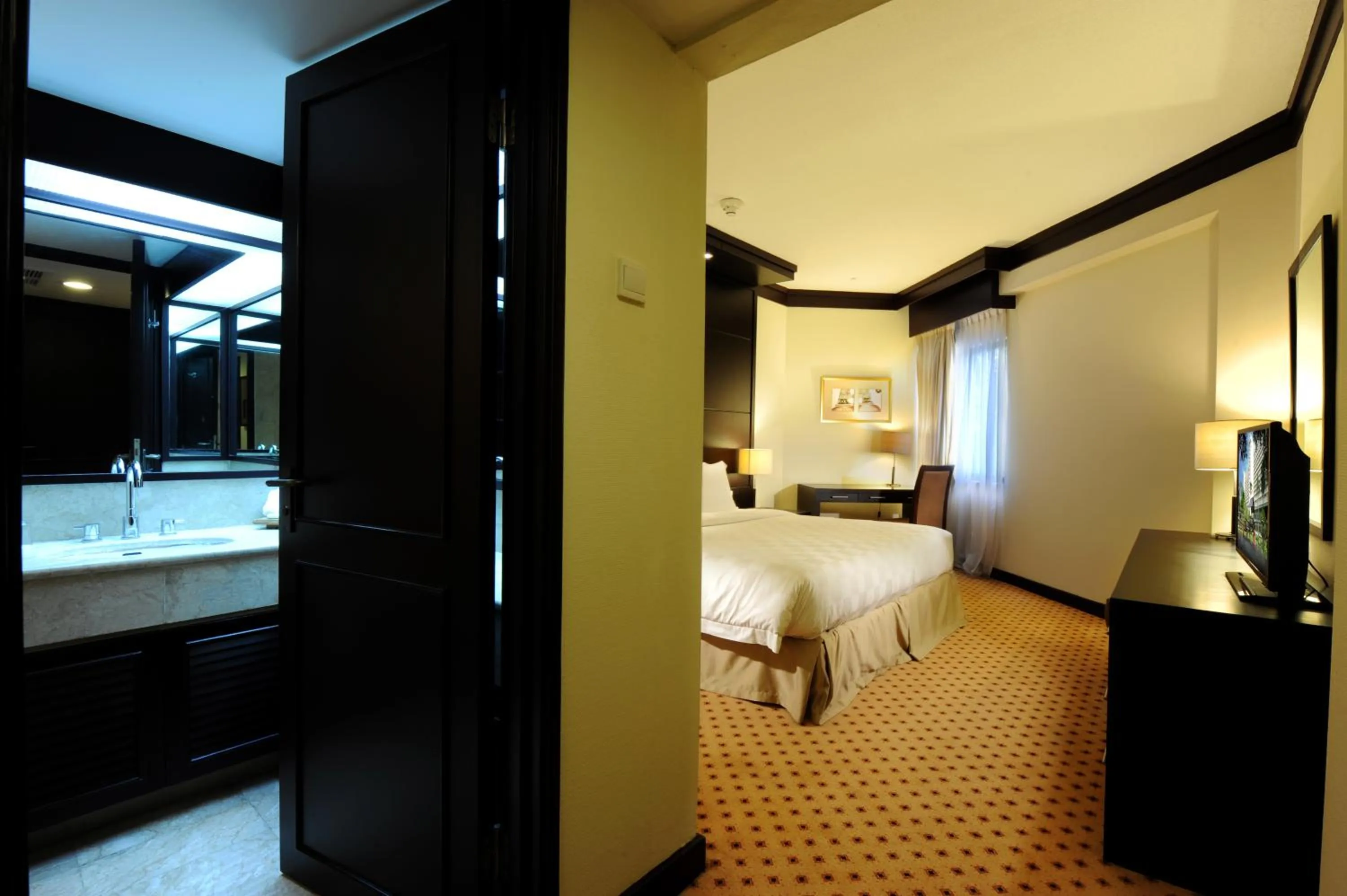 Bed in Hotel Borobudur Jakarta