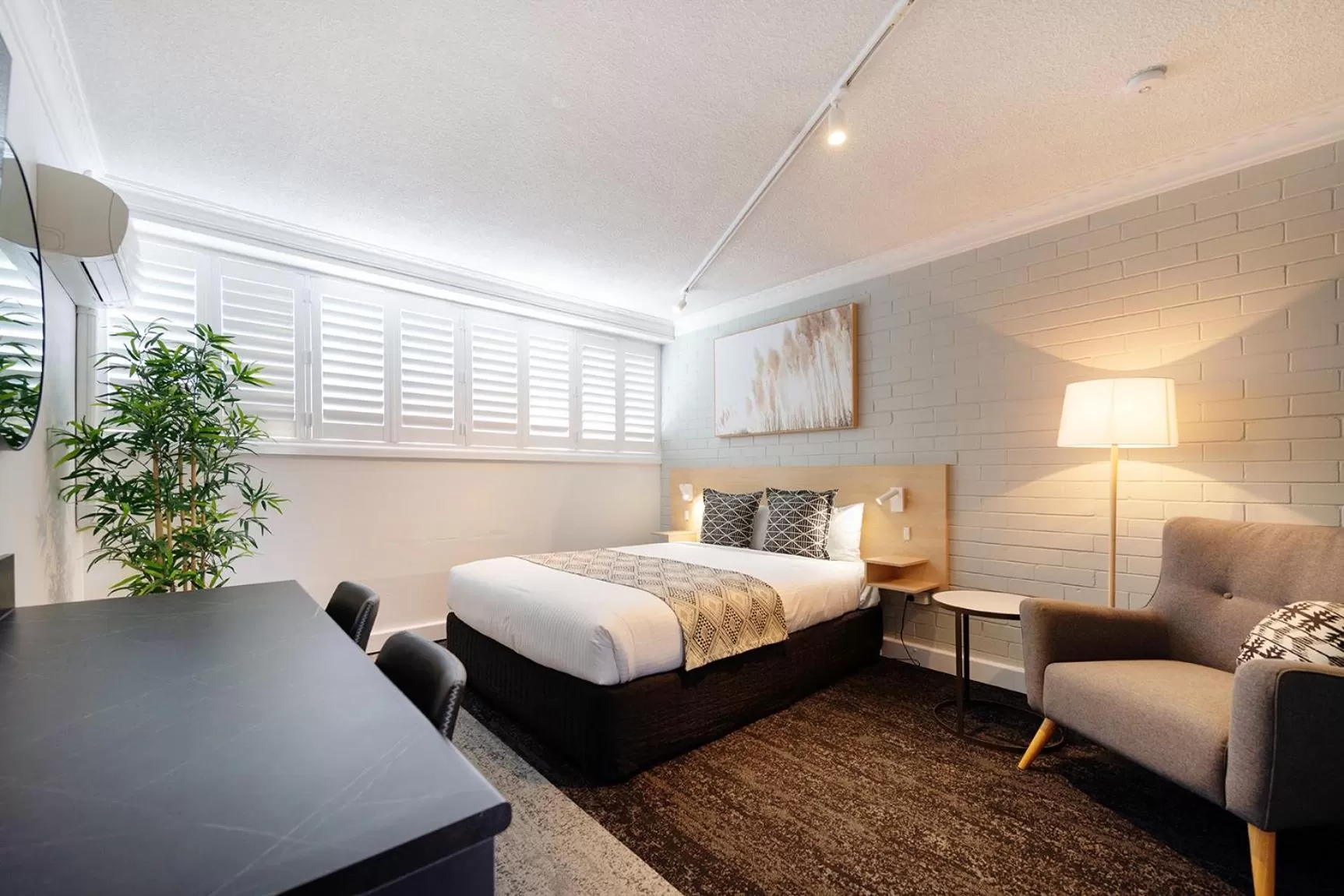 Seating area, Bed in Fitzroy Motor Inn