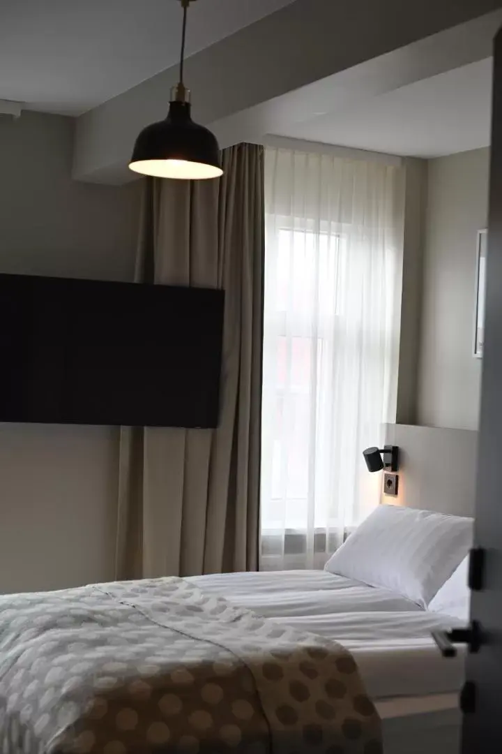 Small Double Room in Hotel Local 101 Small Double Room in Hotel Local 101