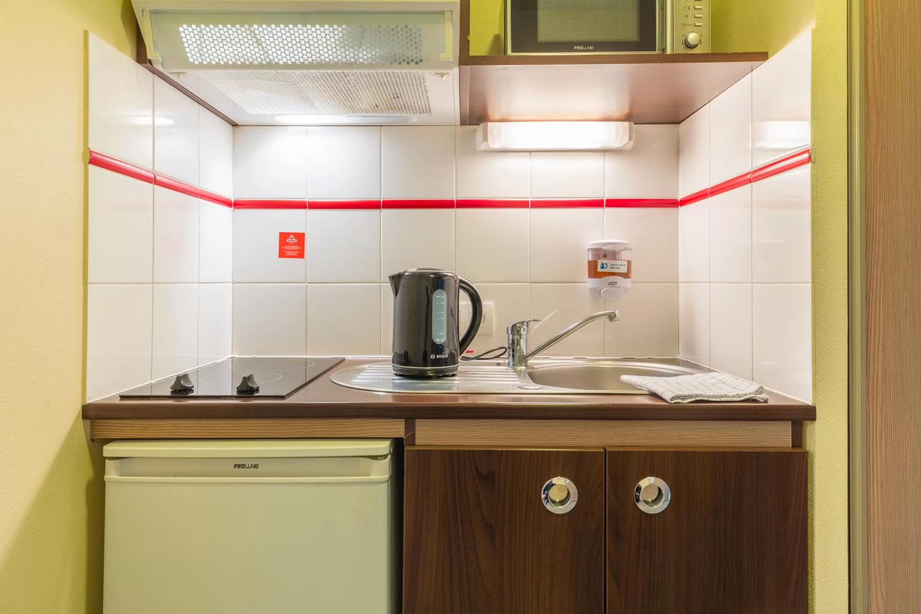 Kitchen or kitchenette in Zenitude Hôtel-Résidences Magny-les-Hameaux