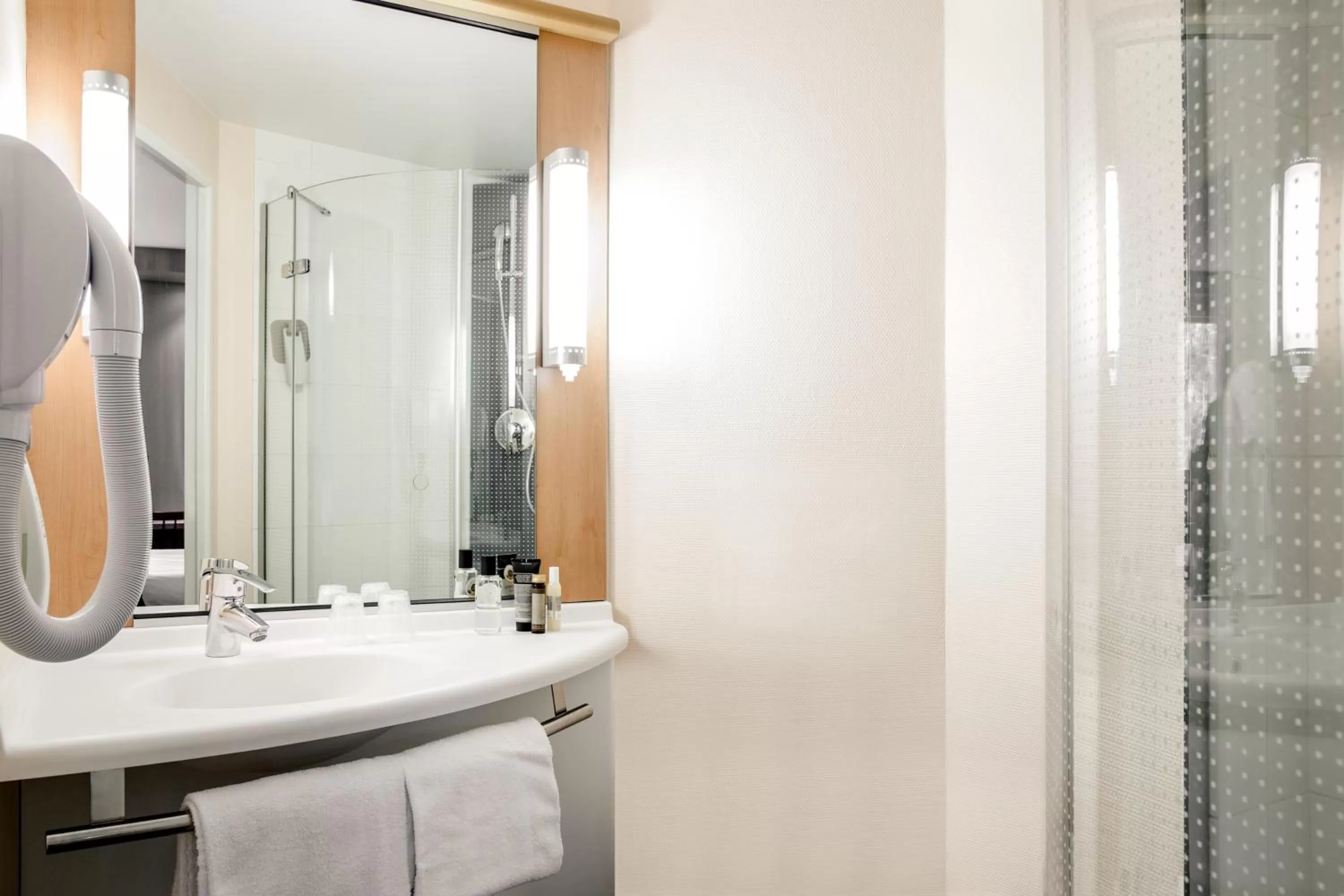 Bathroom in ibis Paris Meudon Velizy