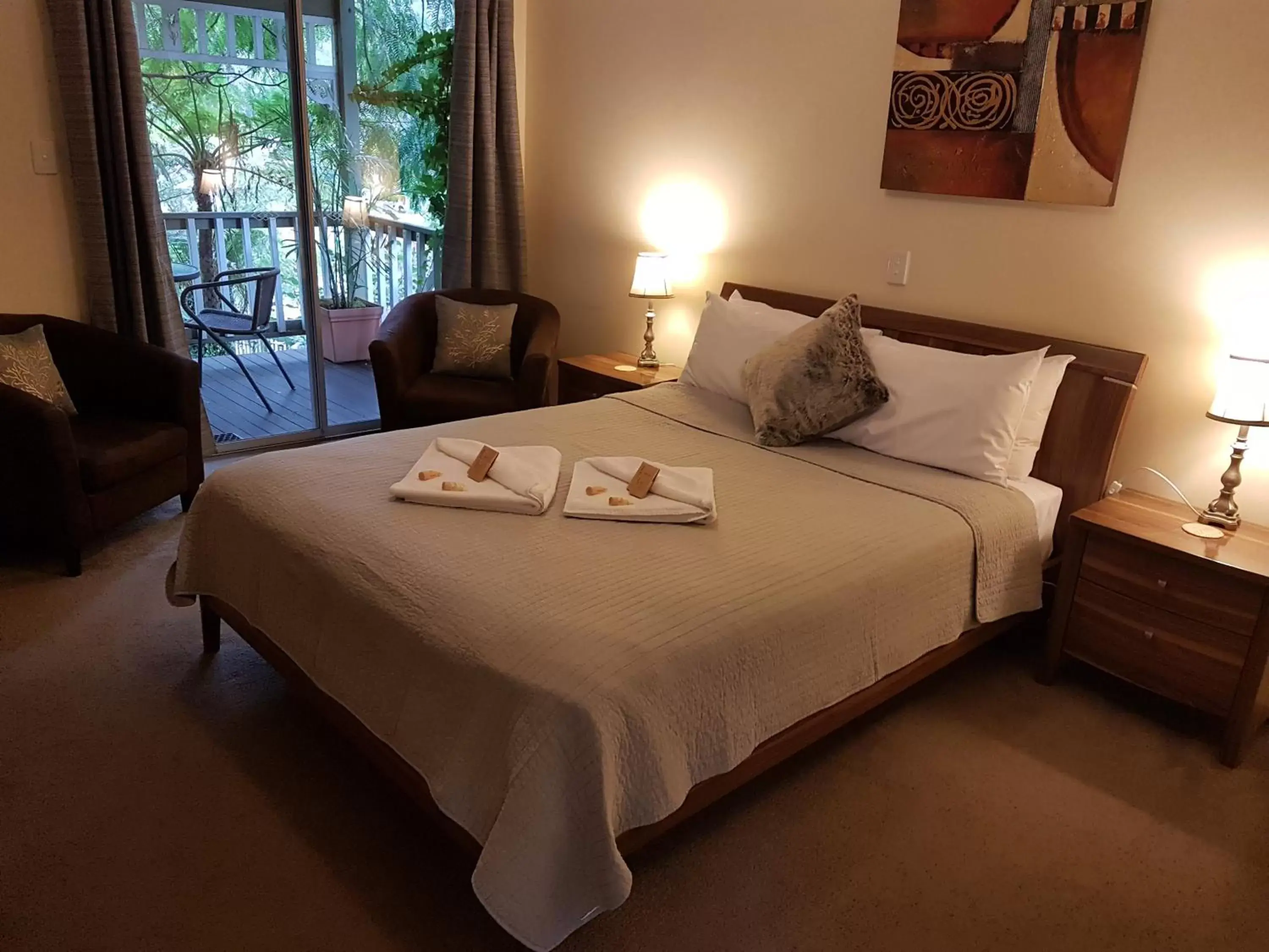 Queen Room with Balcony in Adamsons Riverside Accommodation Queen Room with Balcony in Adamsons Riverside Accommodation